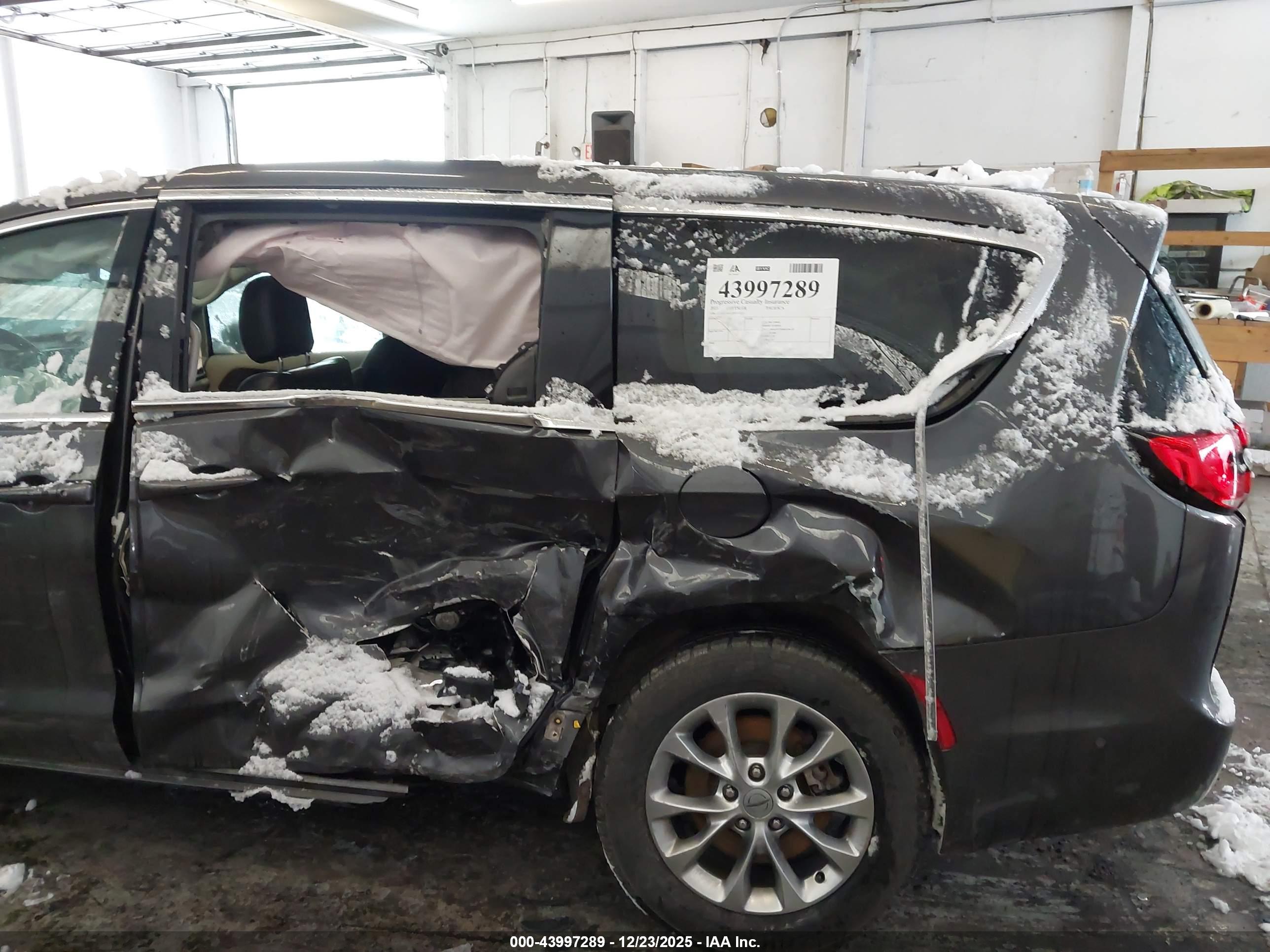 CHRYSLER PACIFICA image 6