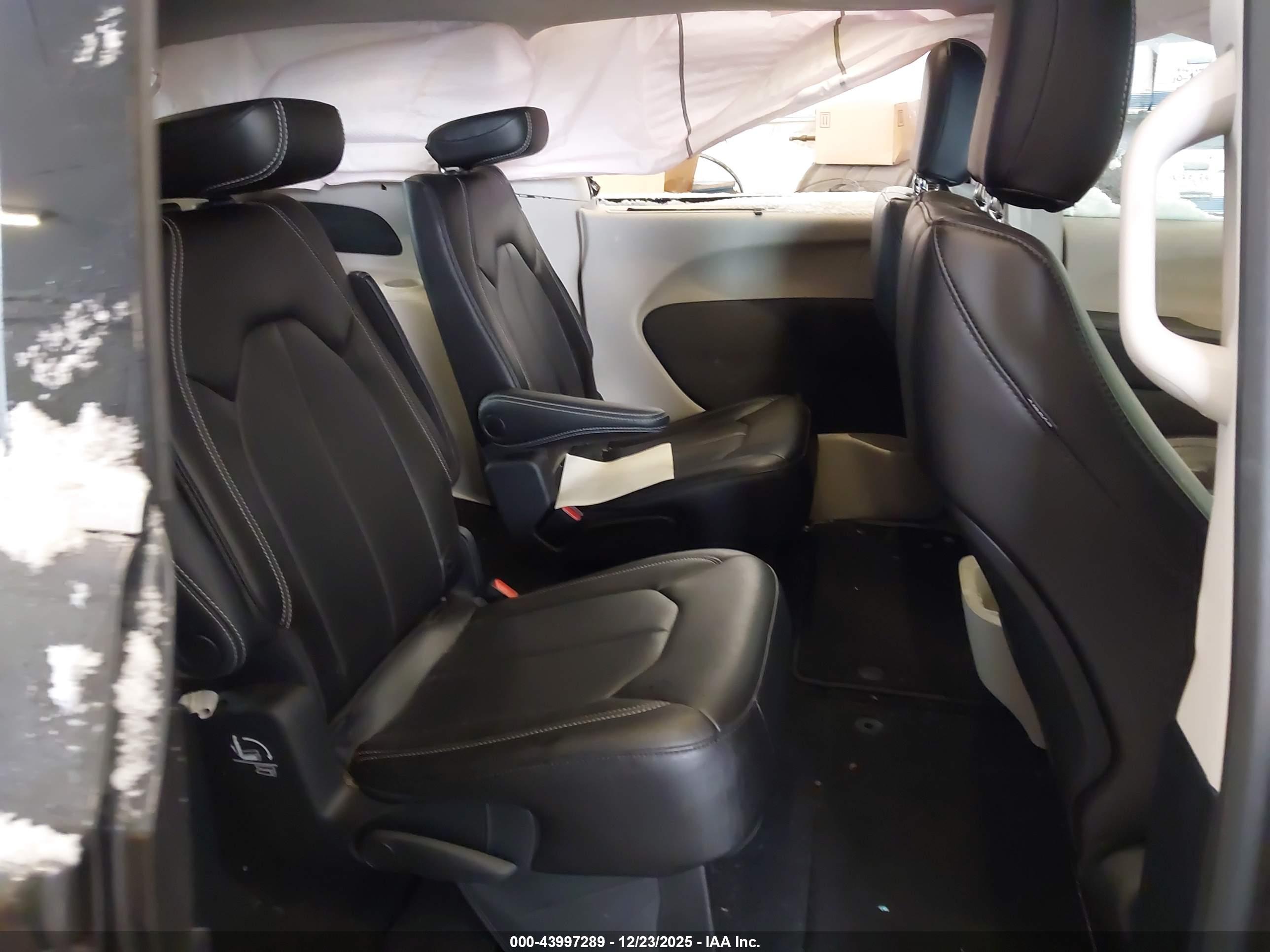 CHRYSLER PACIFICA image 8