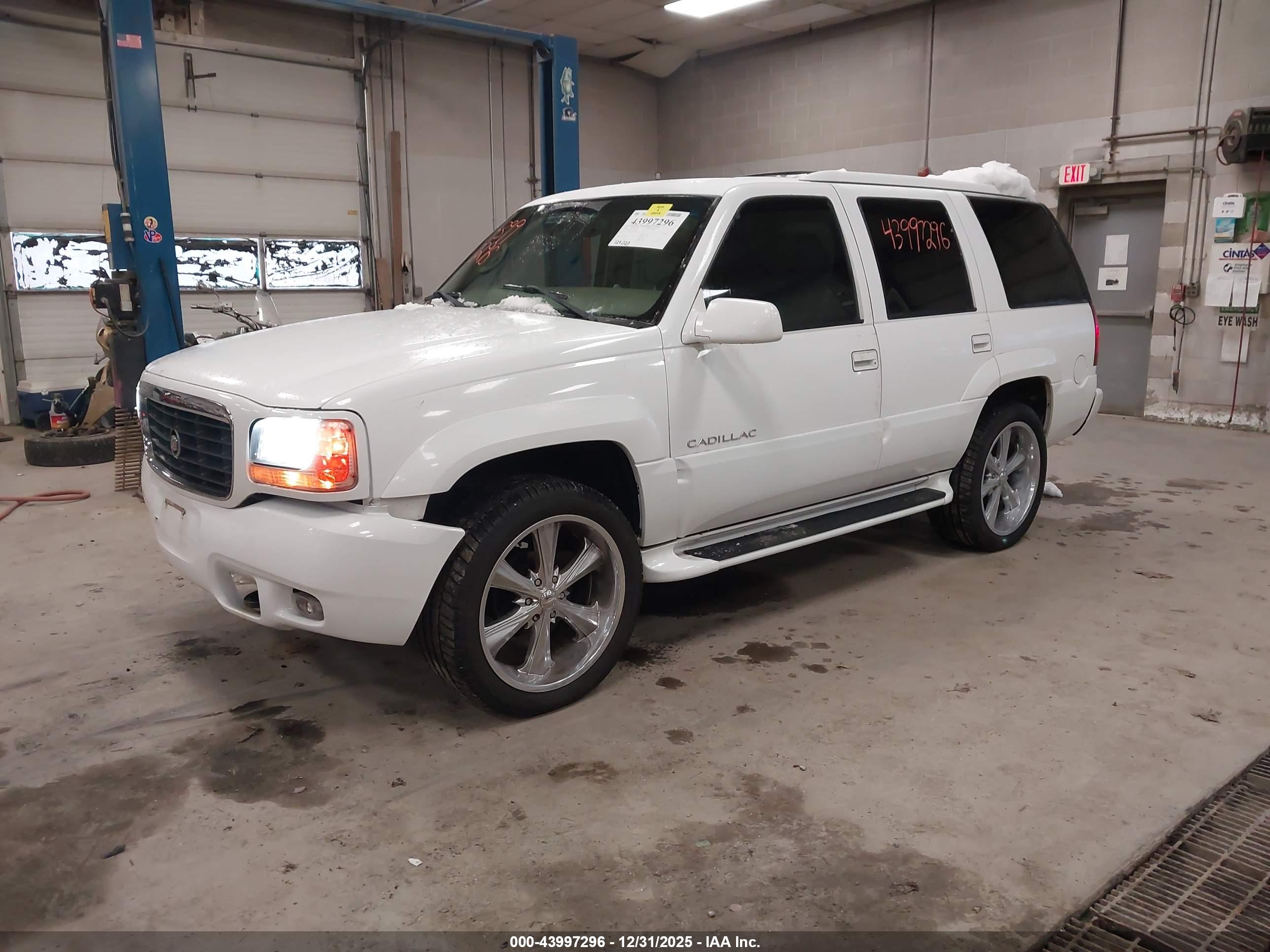 CADILLAC ESCALADE image 2