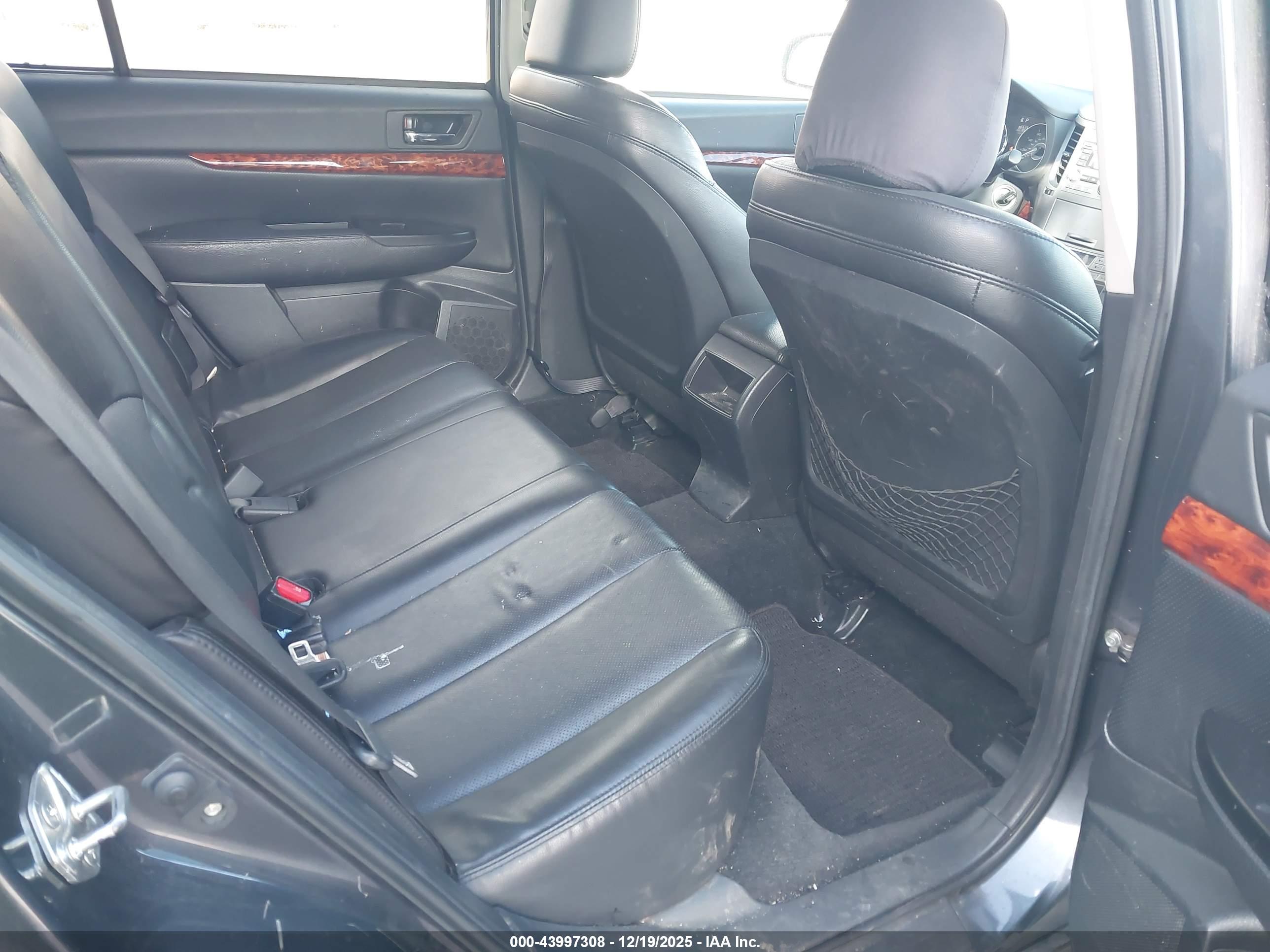 SUBARU OUTBACK image 8