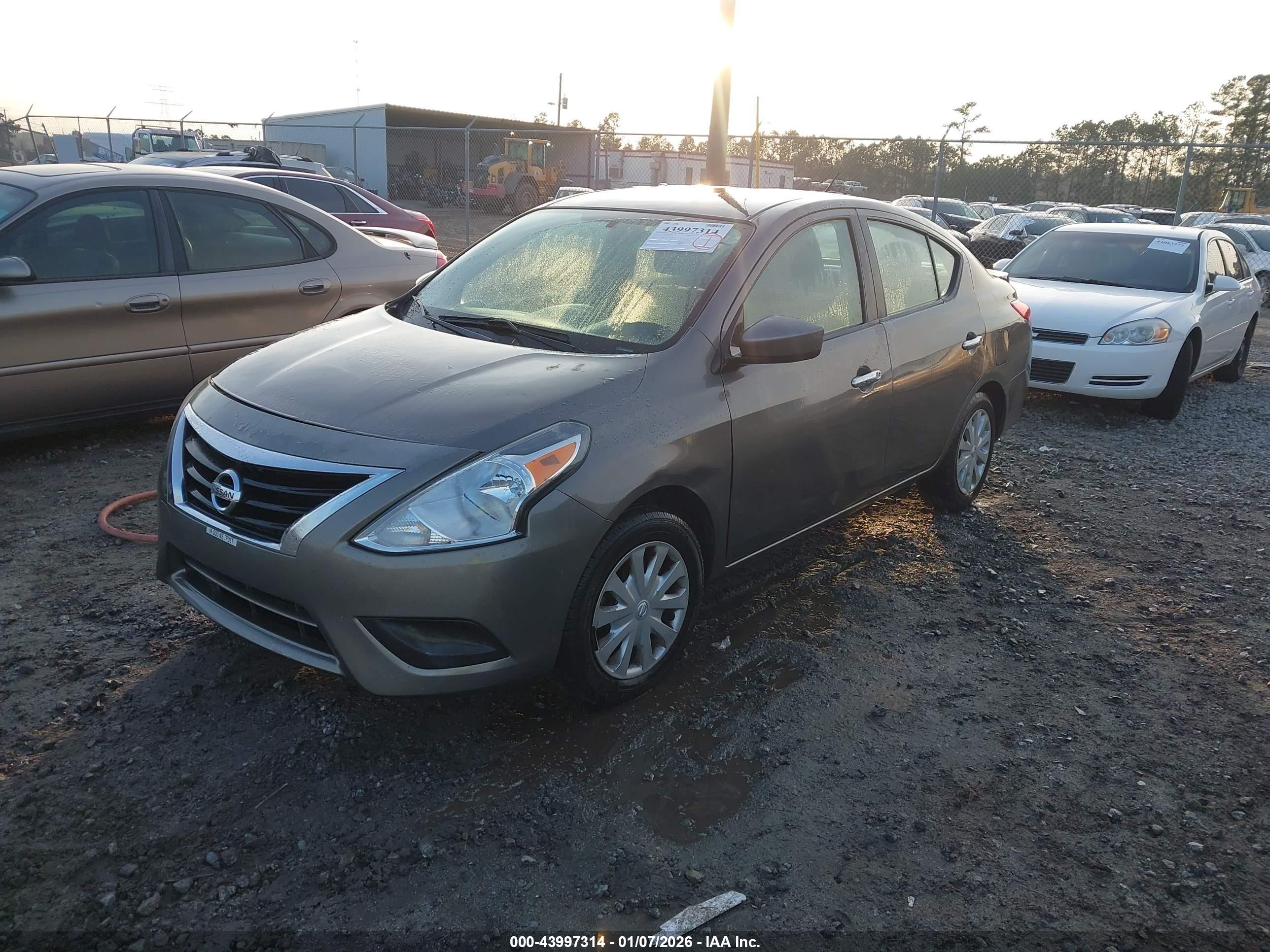 NISSAN VERSA image 2