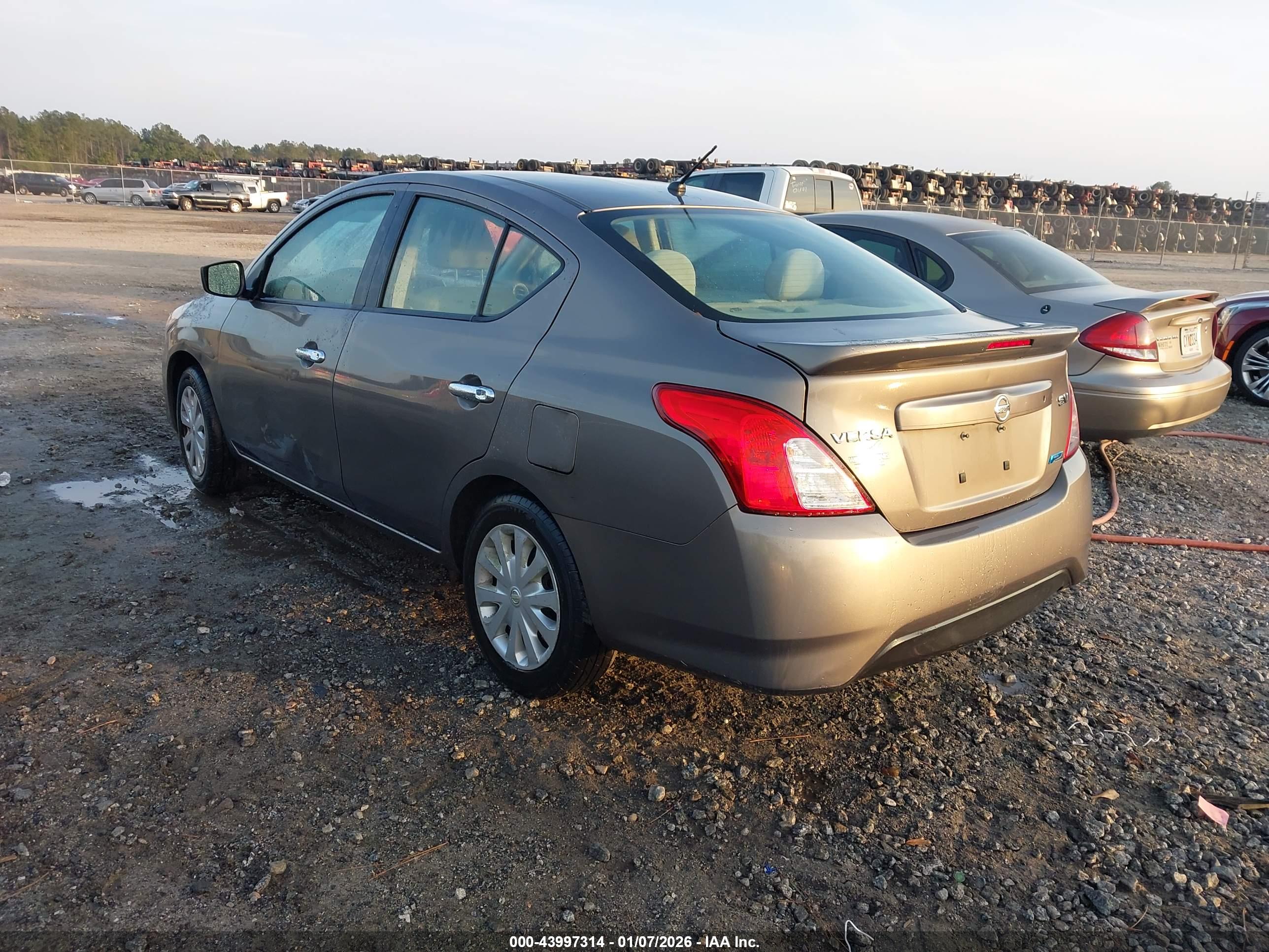 NISSAN VERSA image 3