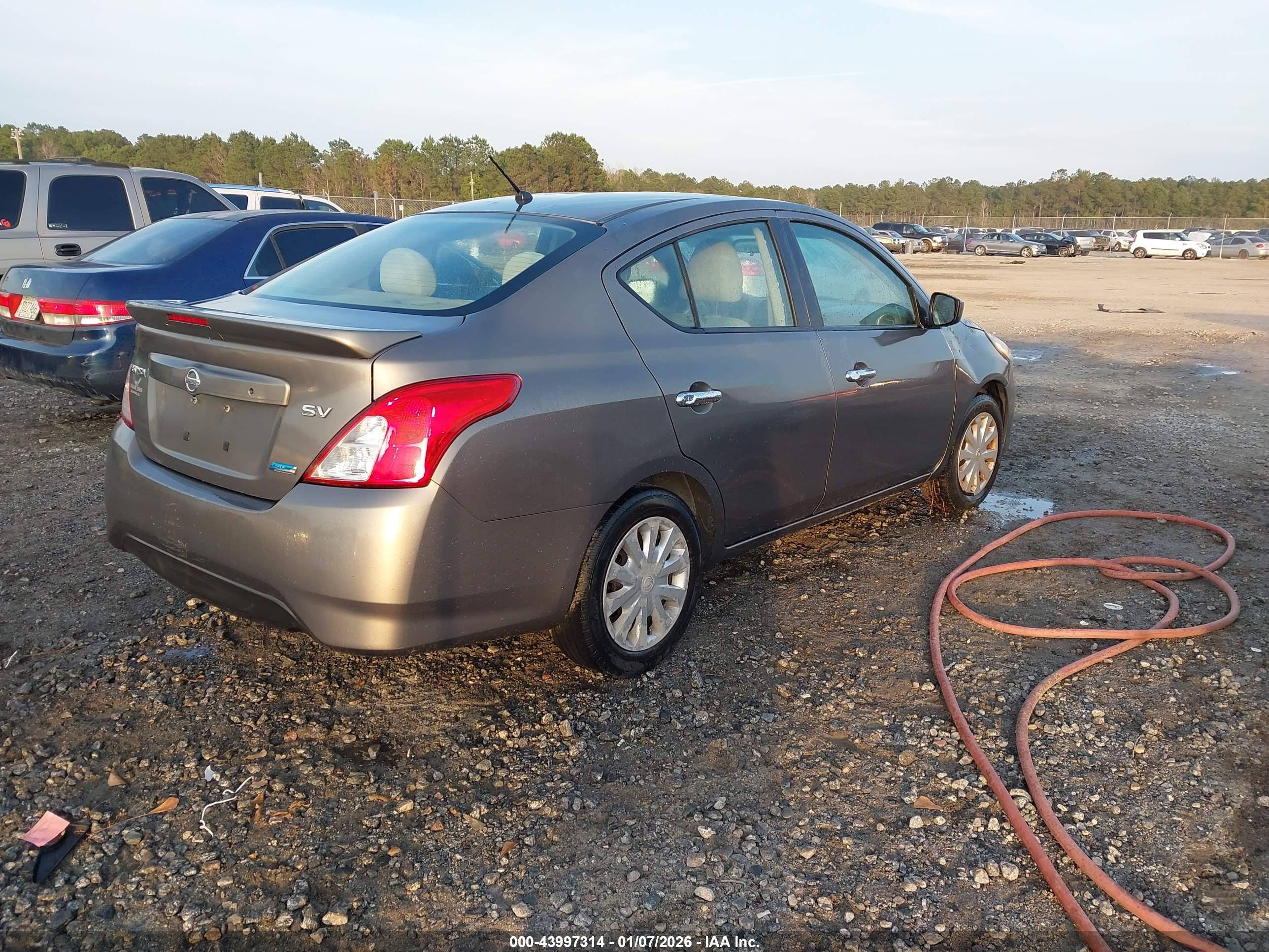 NISSAN VERSA image 4