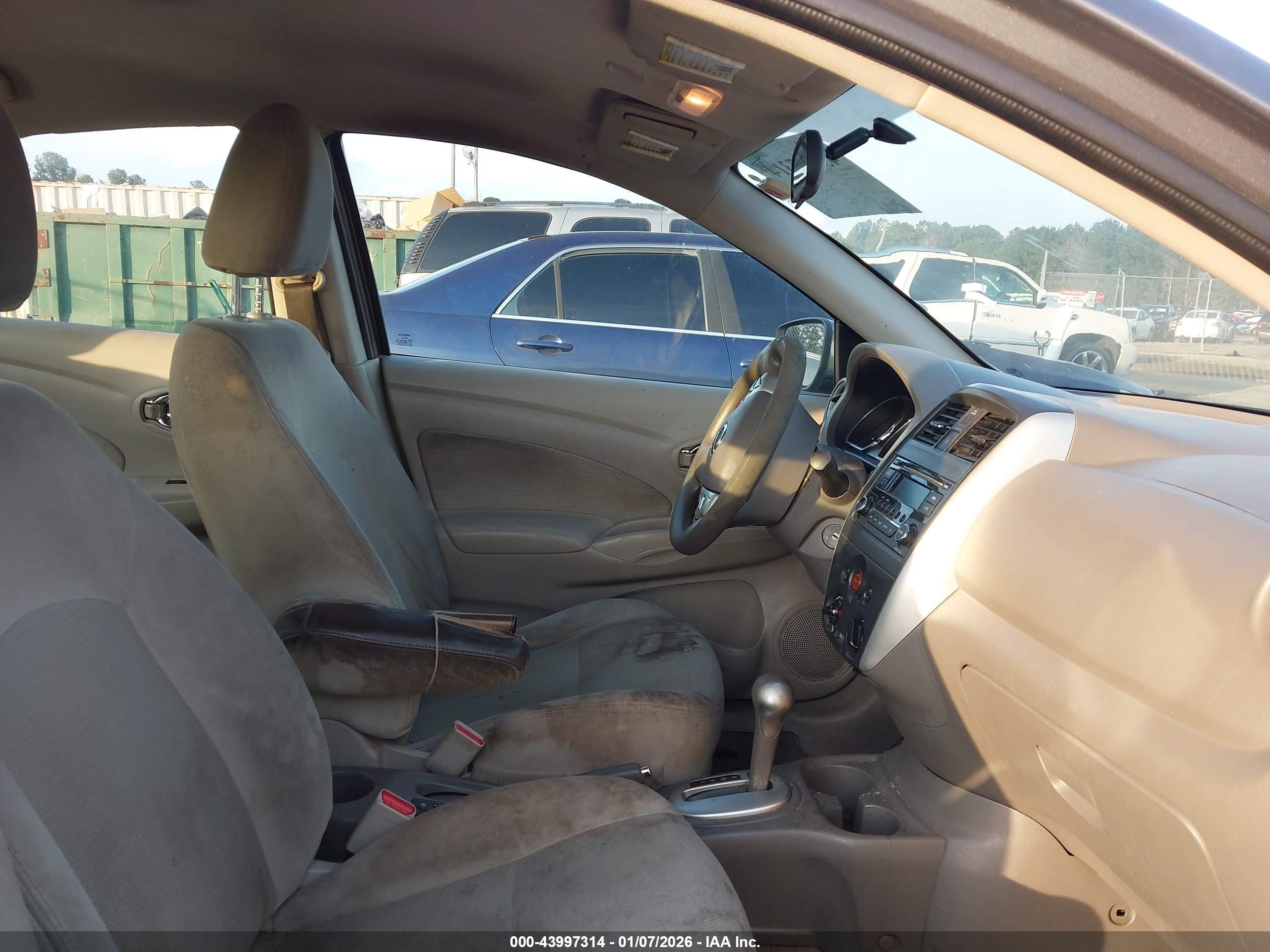 NISSAN VERSA image 5