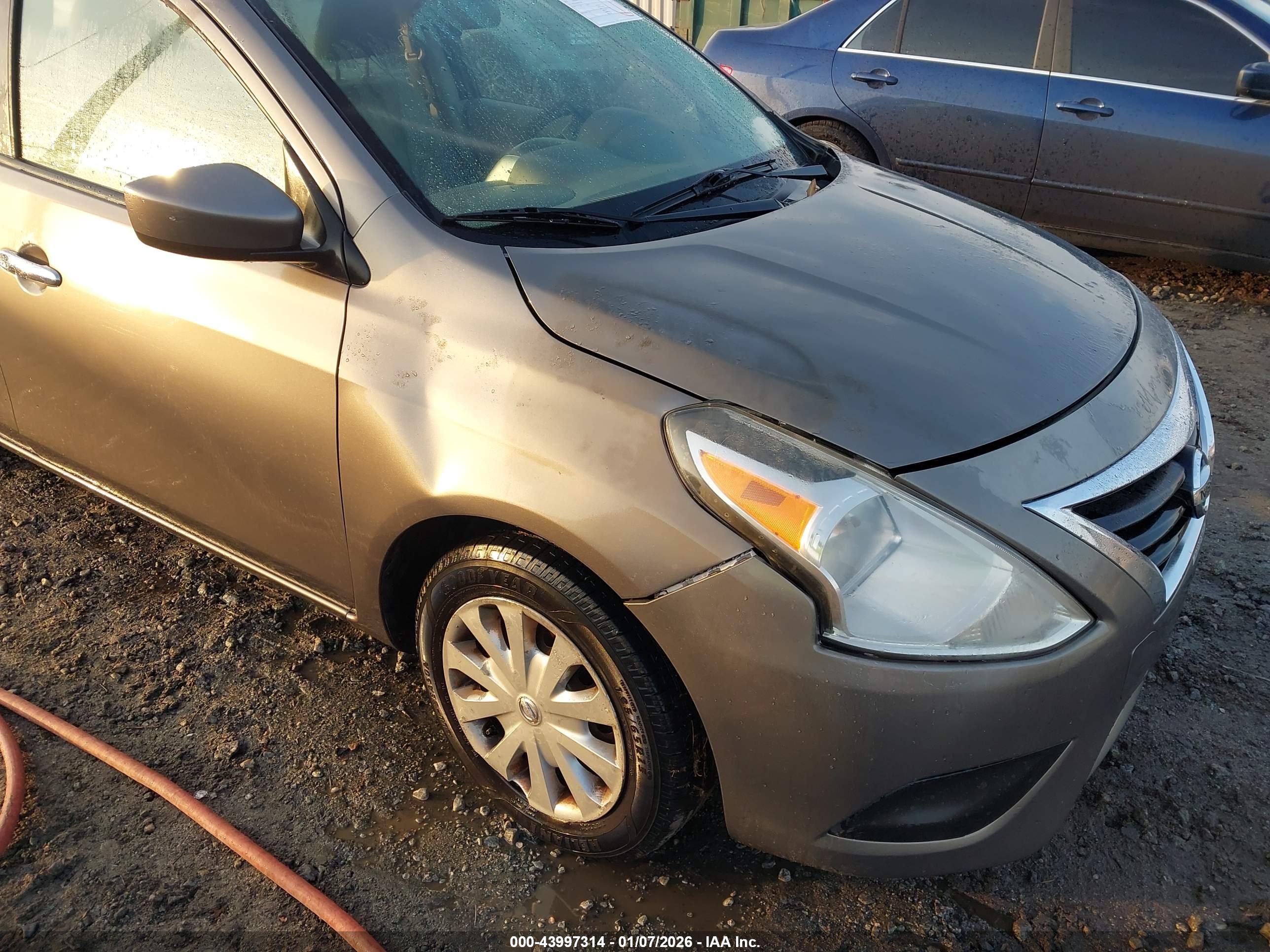 NISSAN VERSA image 6