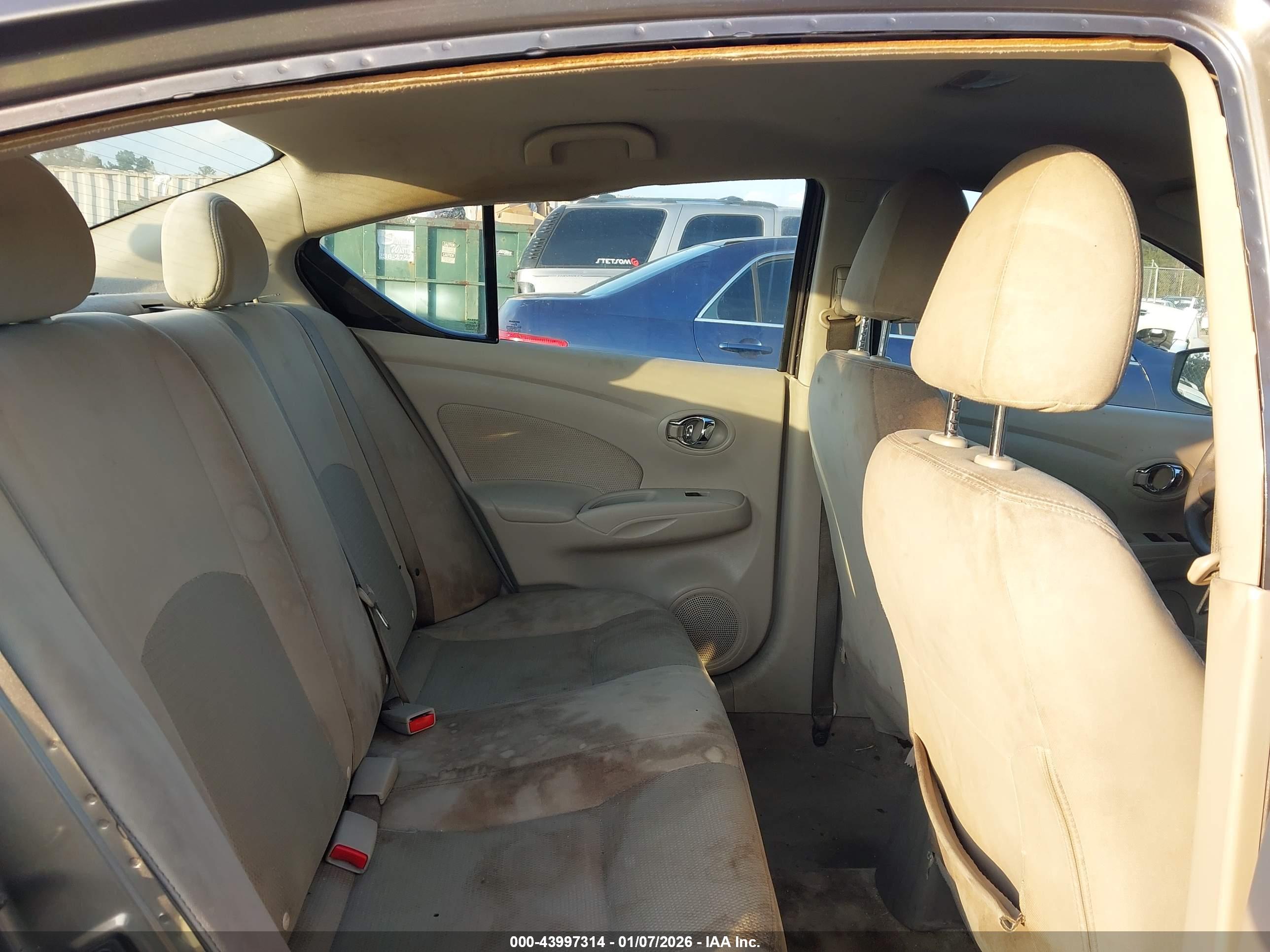 NISSAN VERSA image 8