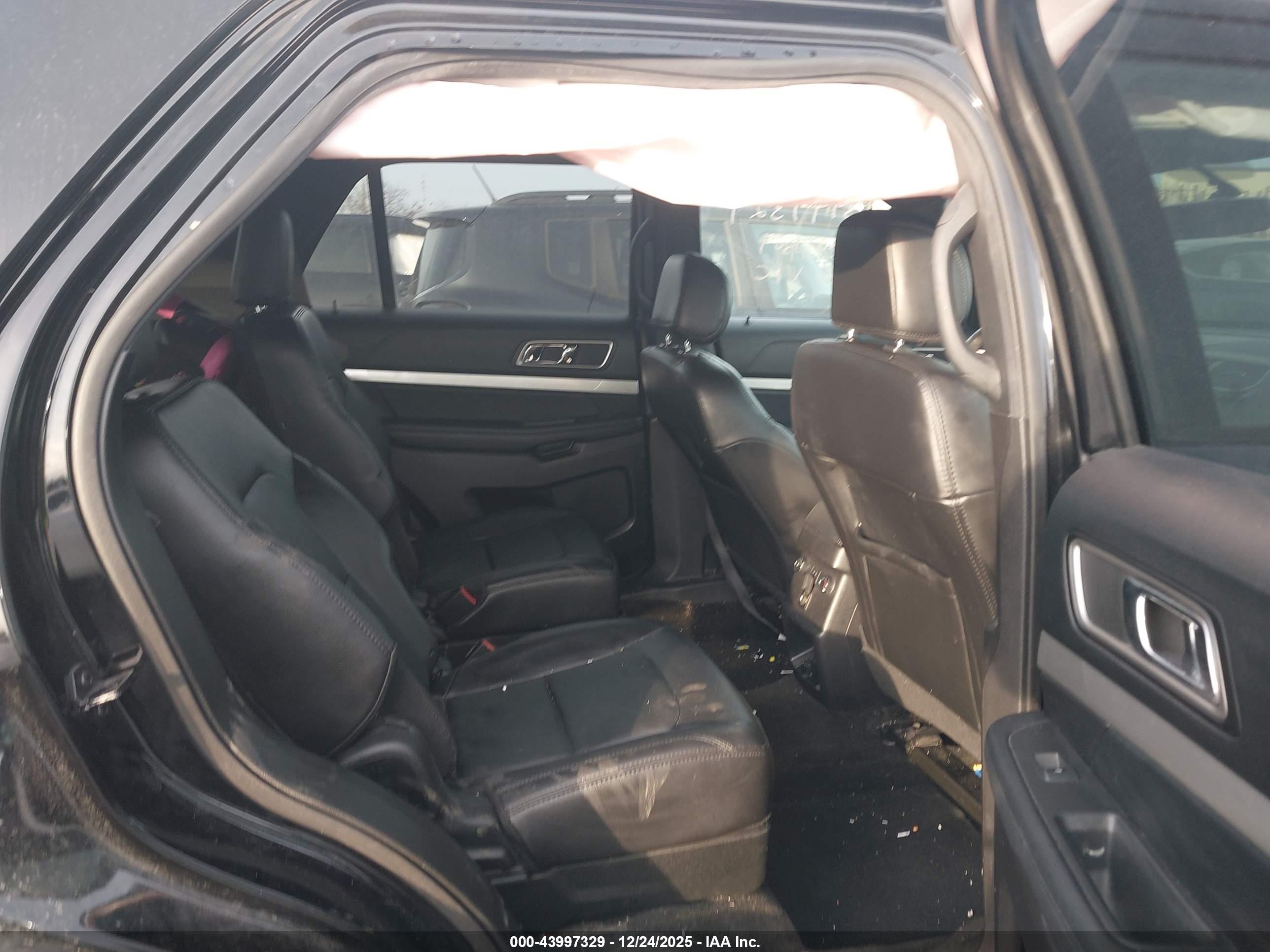 FORD EXPLORER image 8