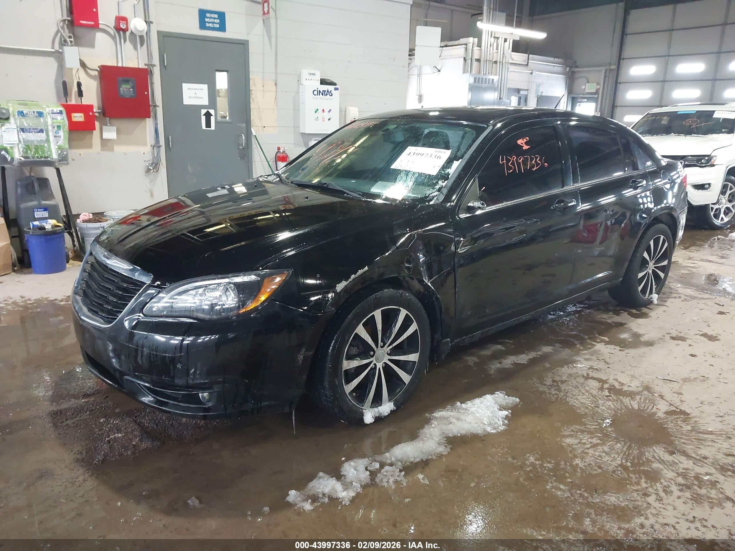 CHRYSLER 200 image 2