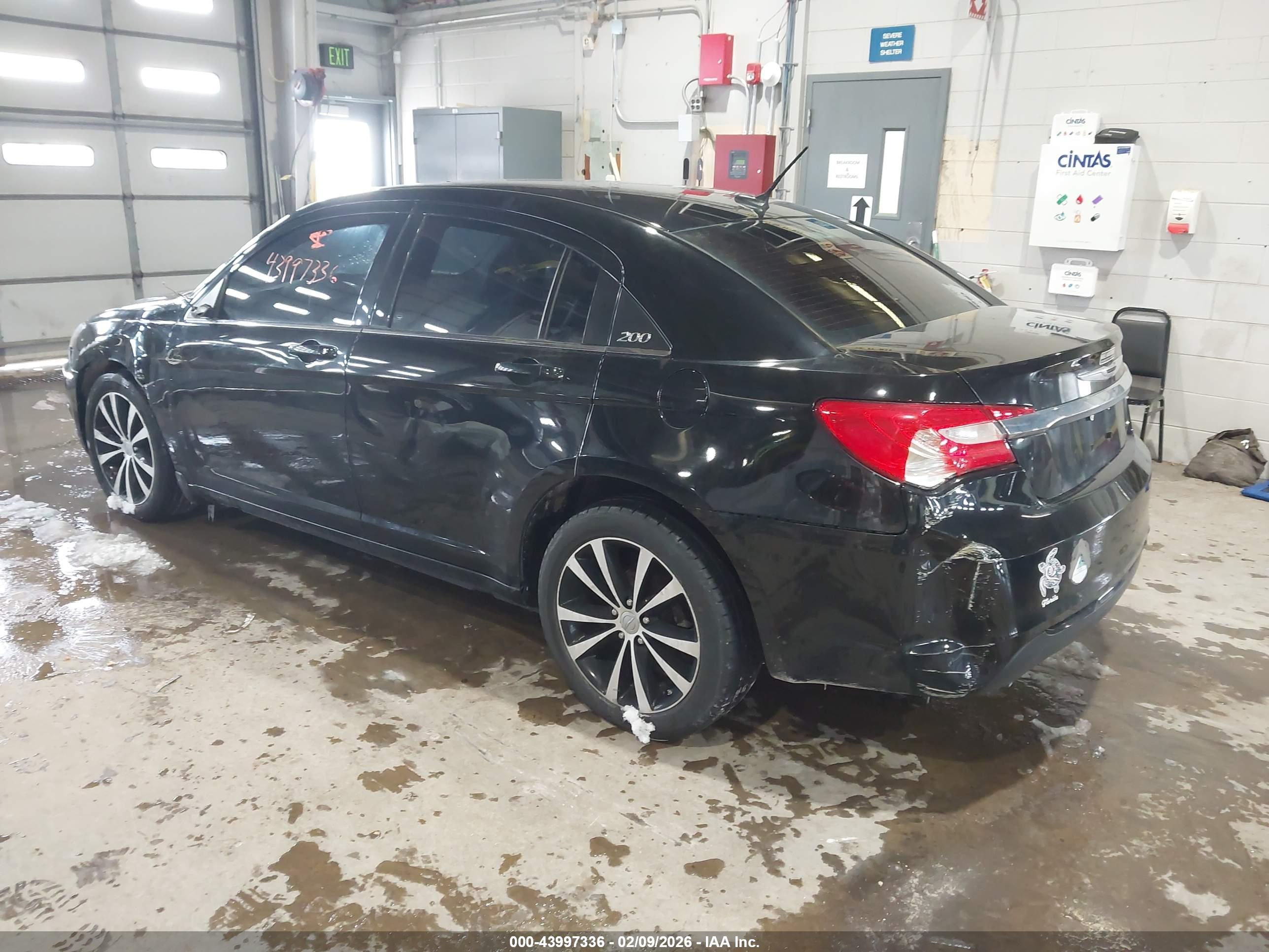 CHRYSLER 200 image 3