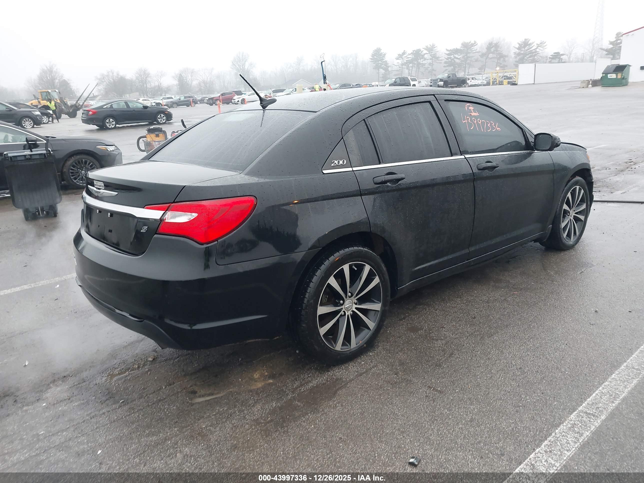 CHRYSLER 200 image 4