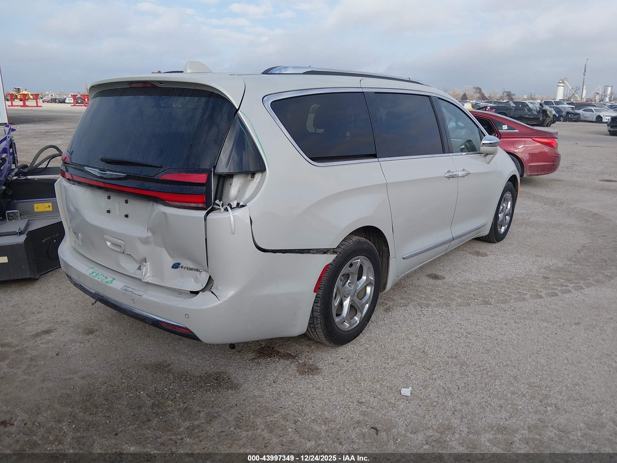 CHRYSLER PACIFICA image 4