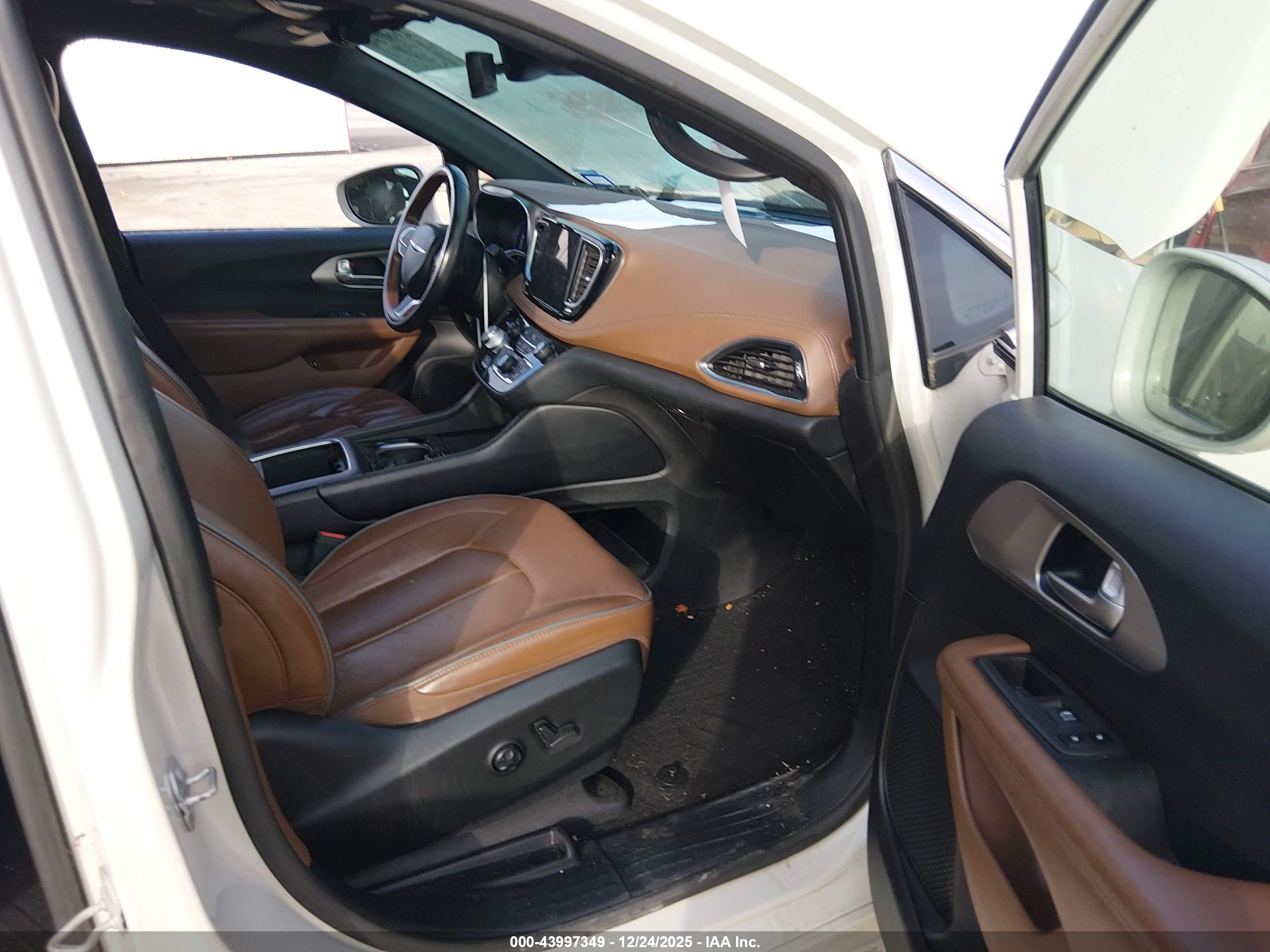 CHRYSLER PACIFICA image 5