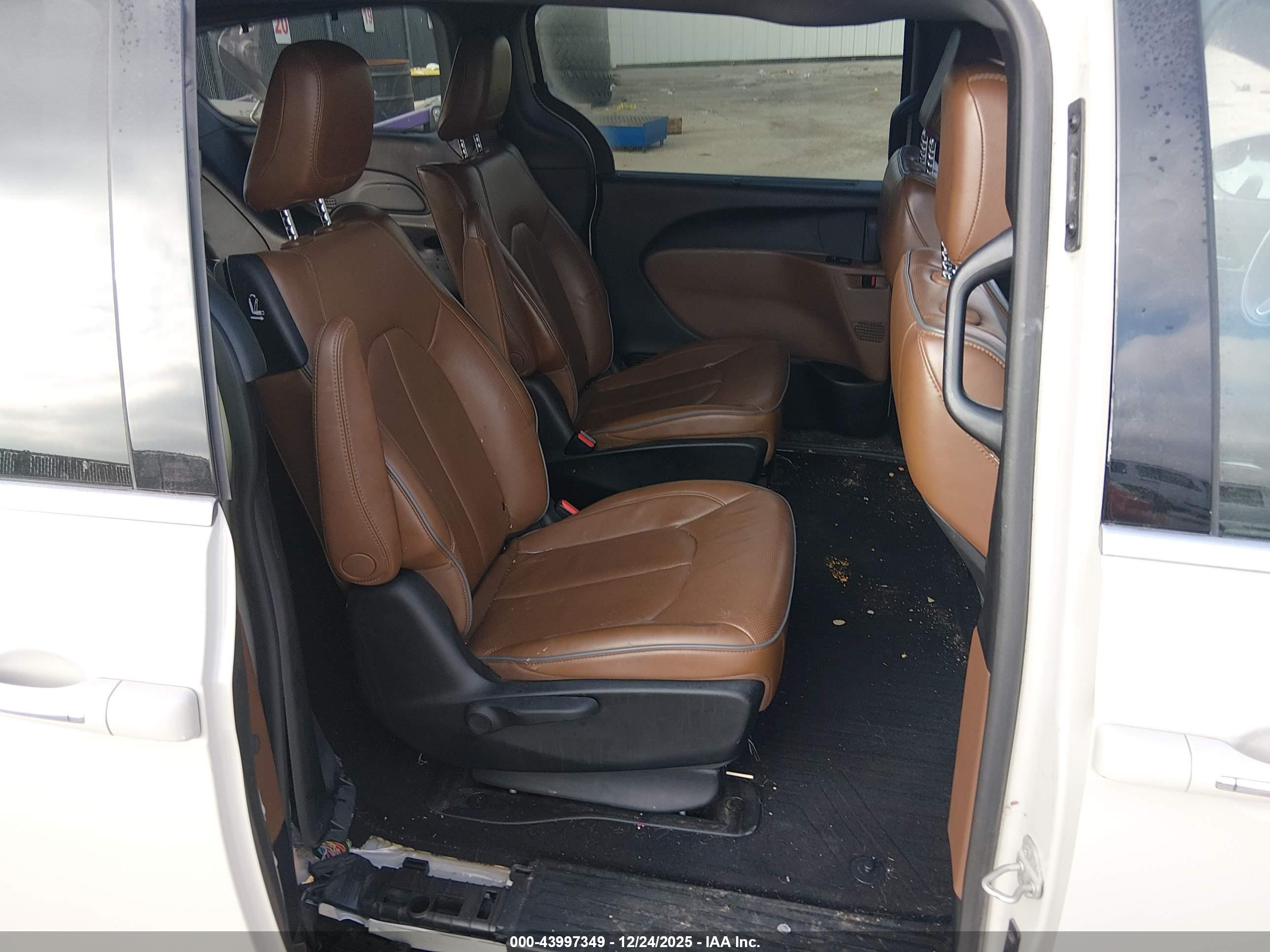 CHRYSLER PACIFICA image 8