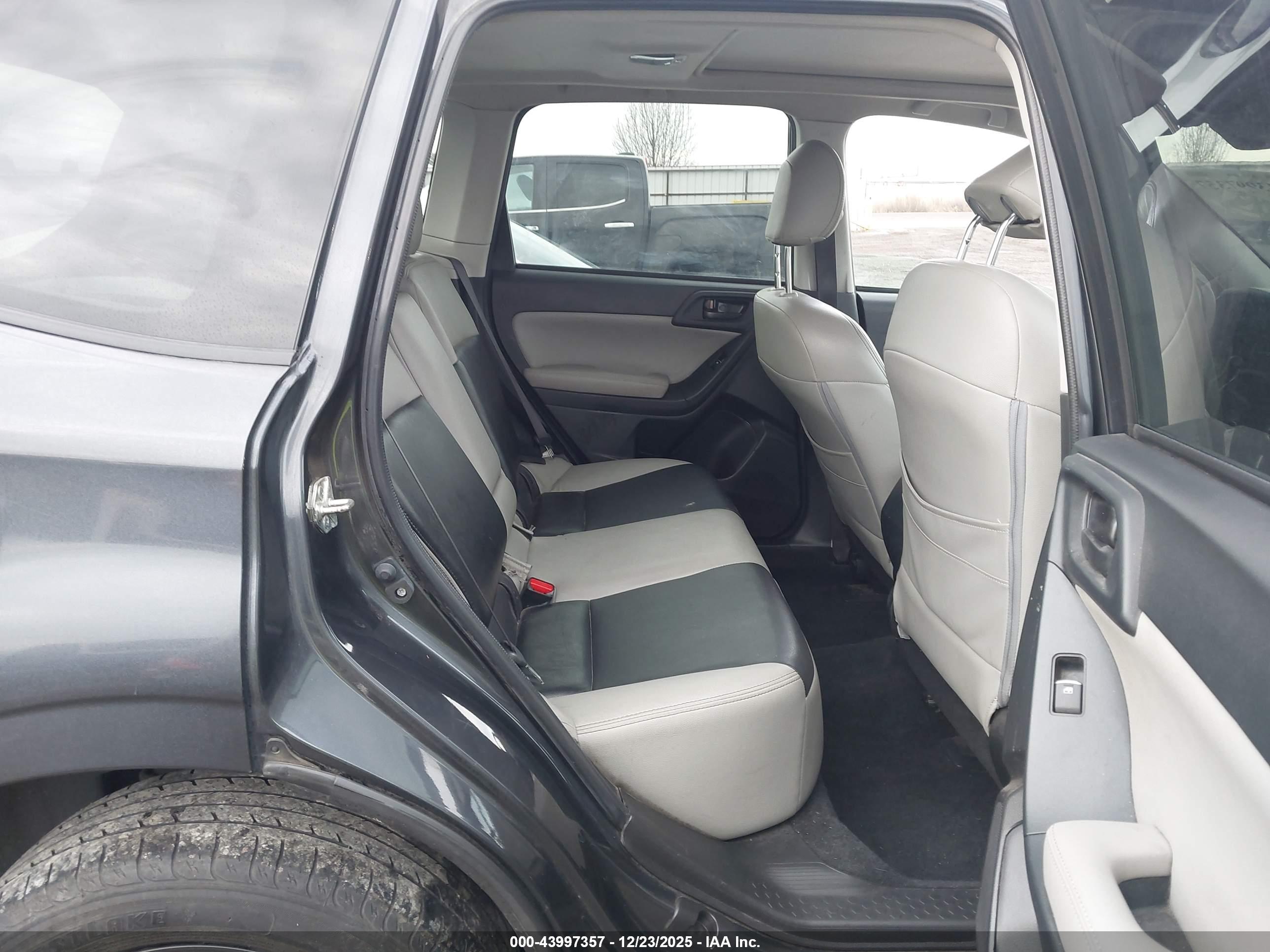 SUBARU FORESTER image 8