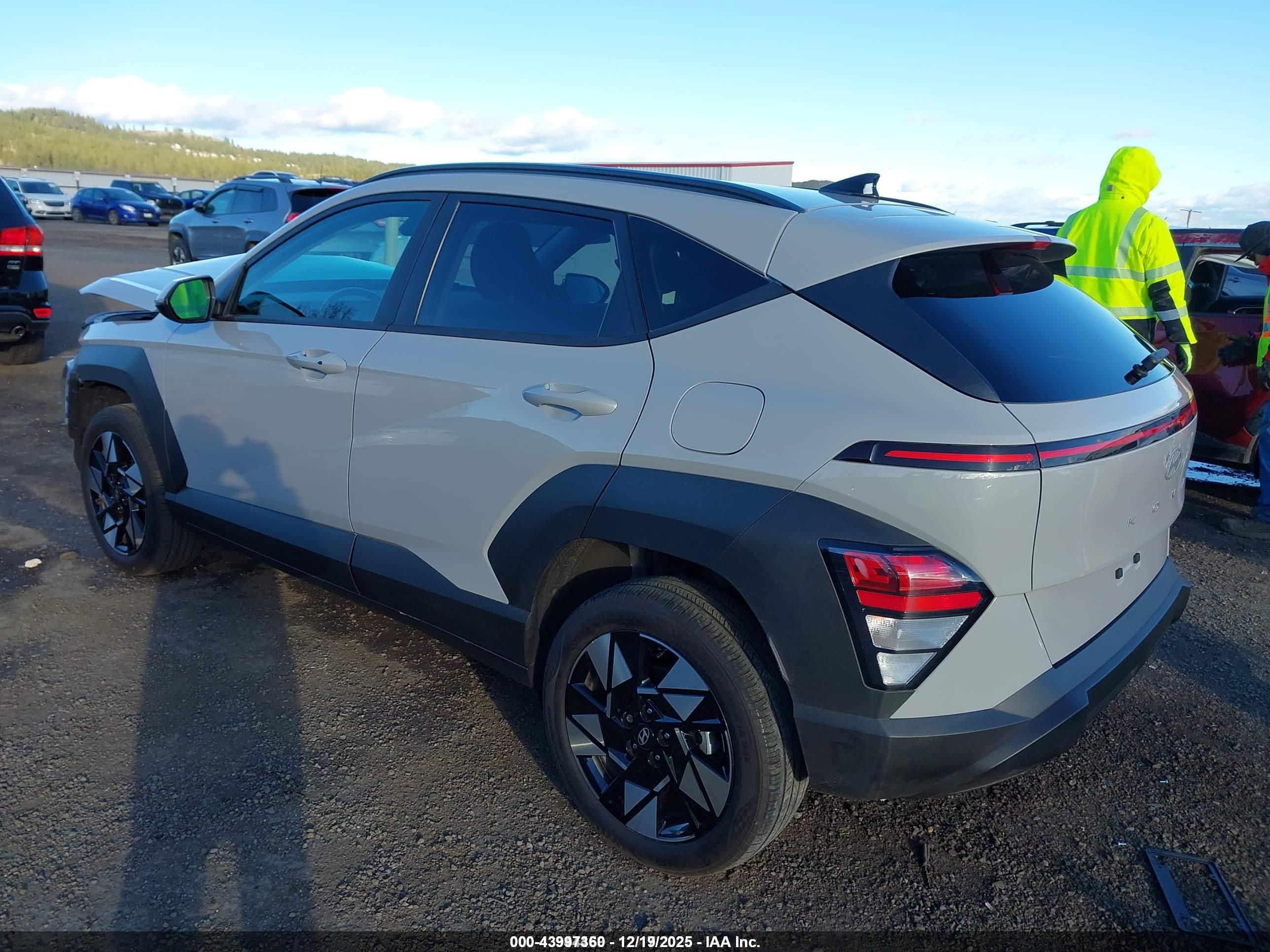 HYUNDAI KONA image 3