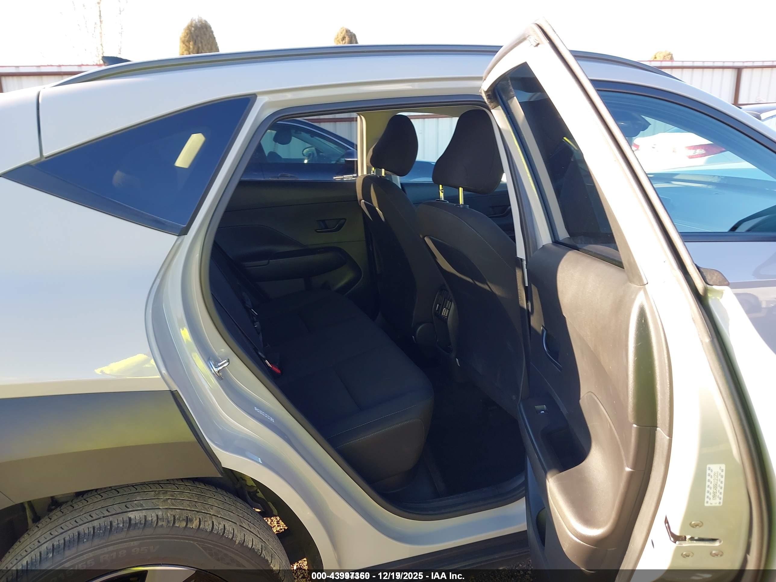 HYUNDAI KONA image 8