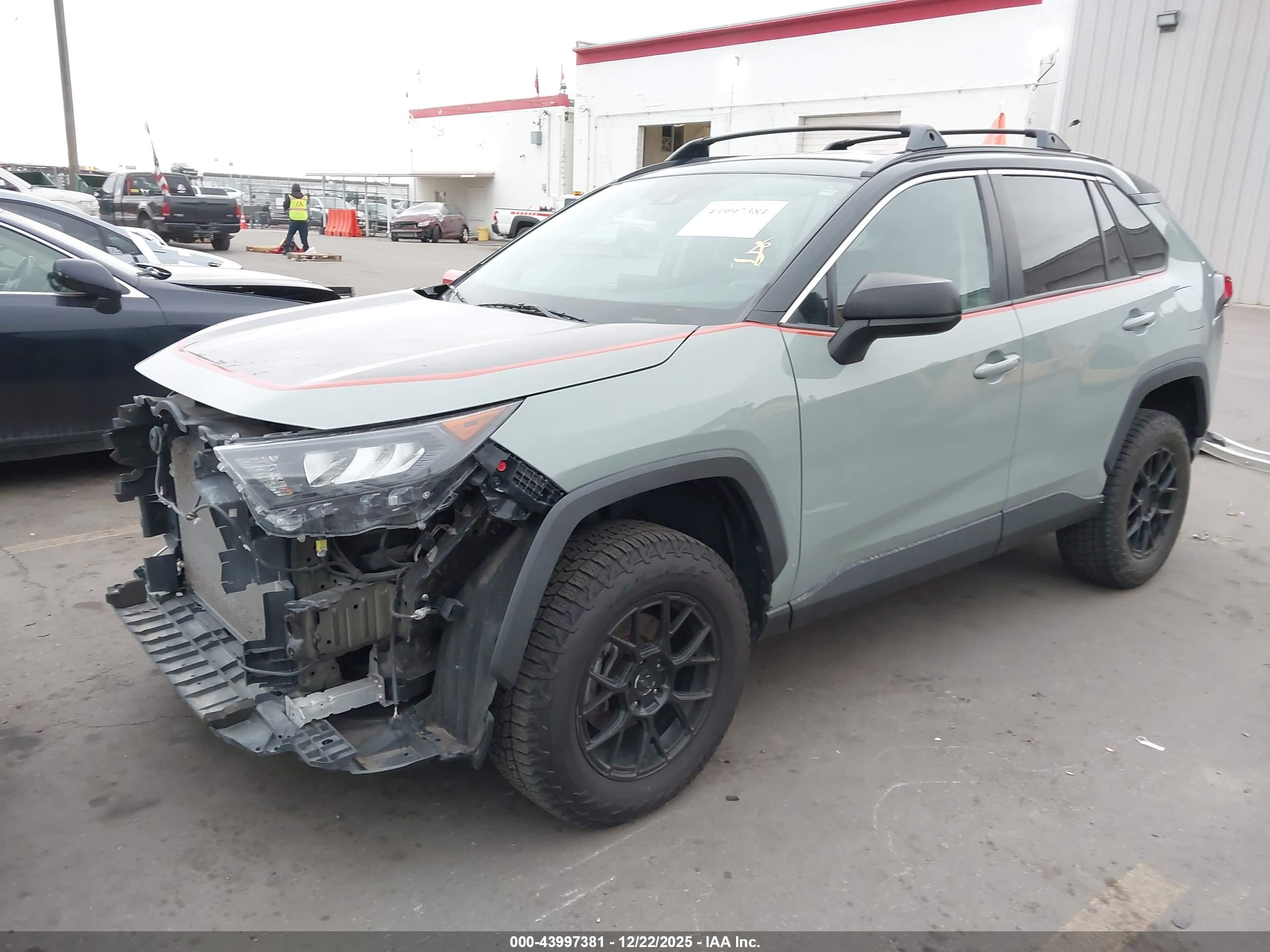 TOYOTA RAV4 image 2