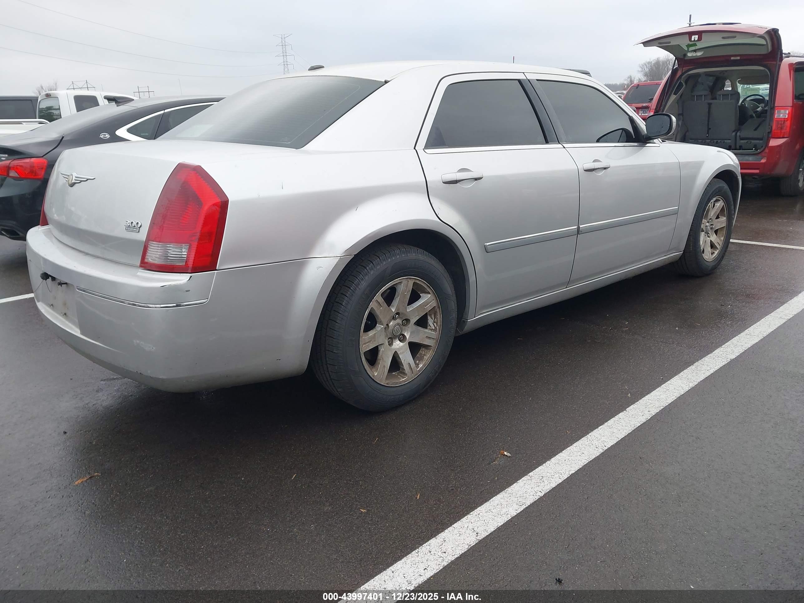 CHRYSLER 300 image 4