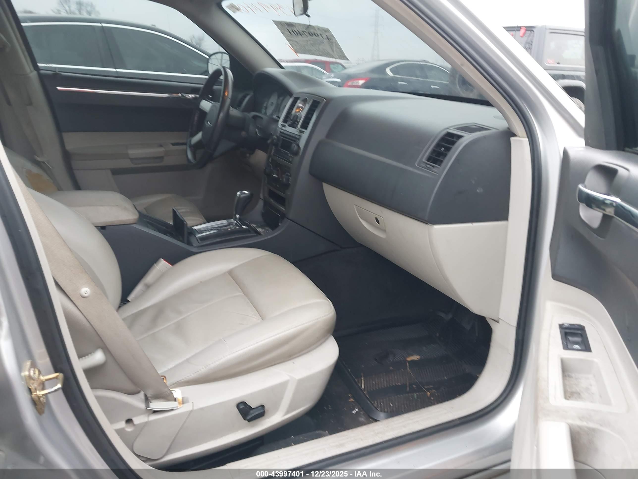 CHRYSLER 300 image 5