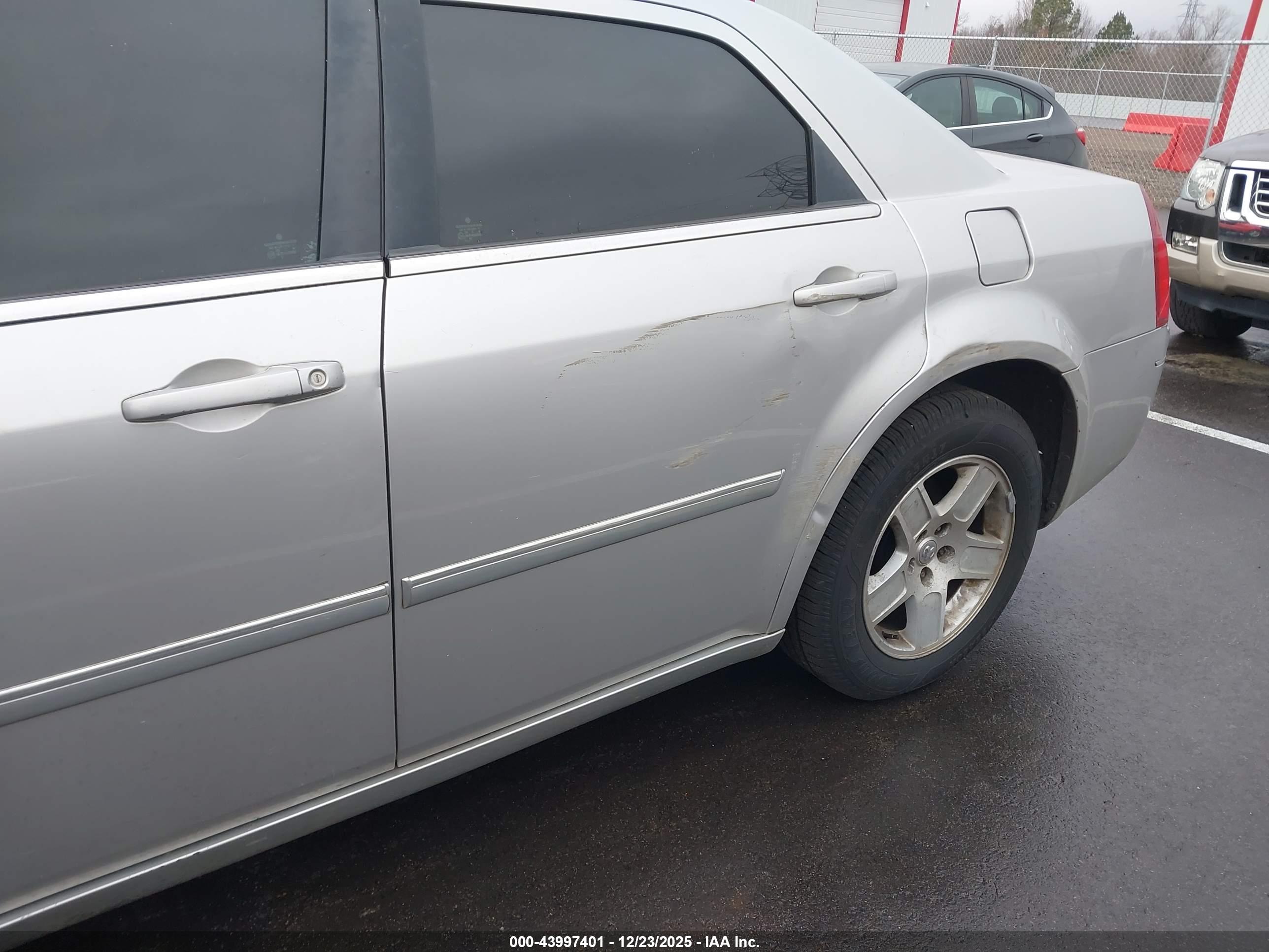CHRYSLER 300 image 6