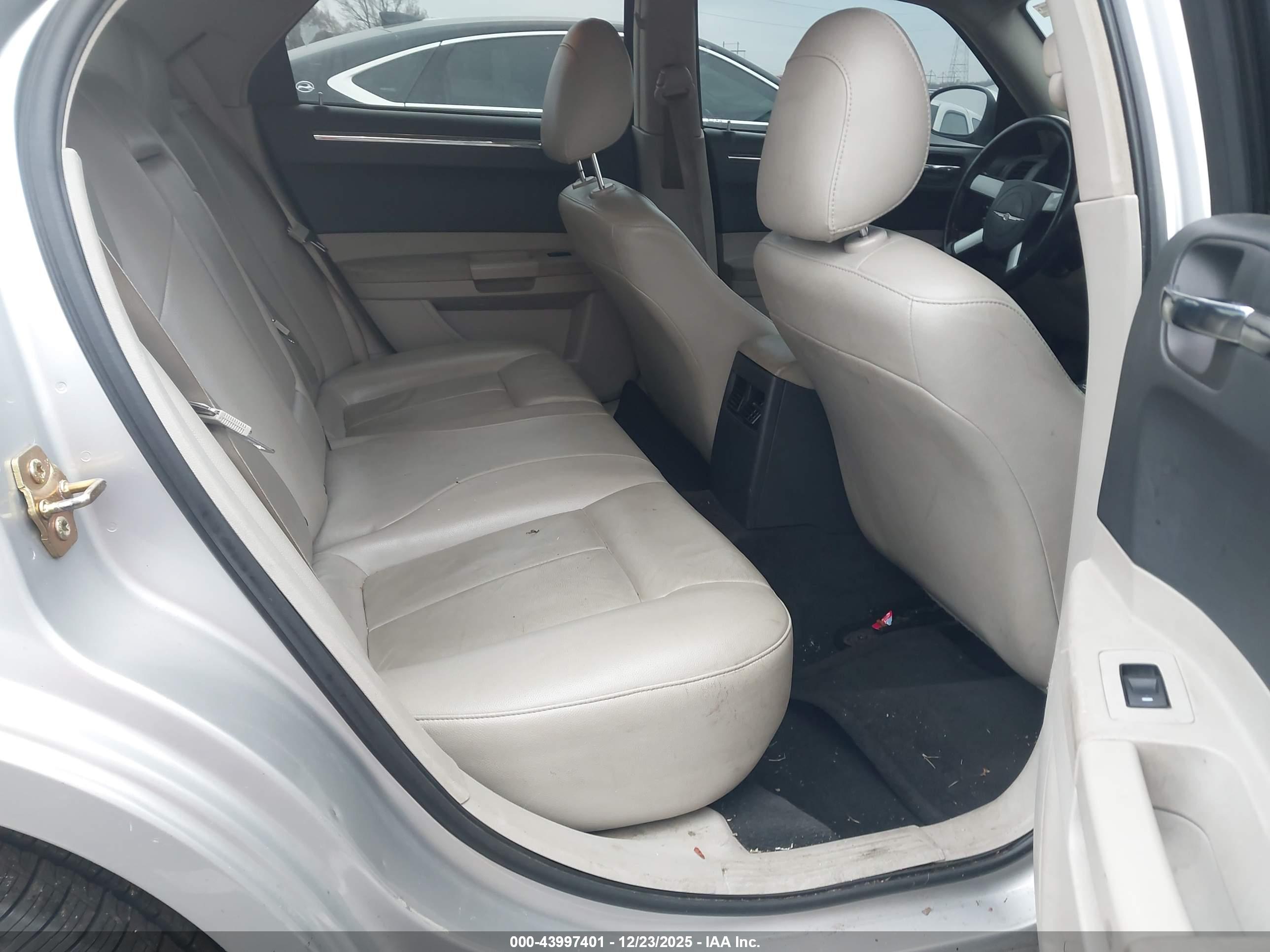CHRYSLER 300 image 8