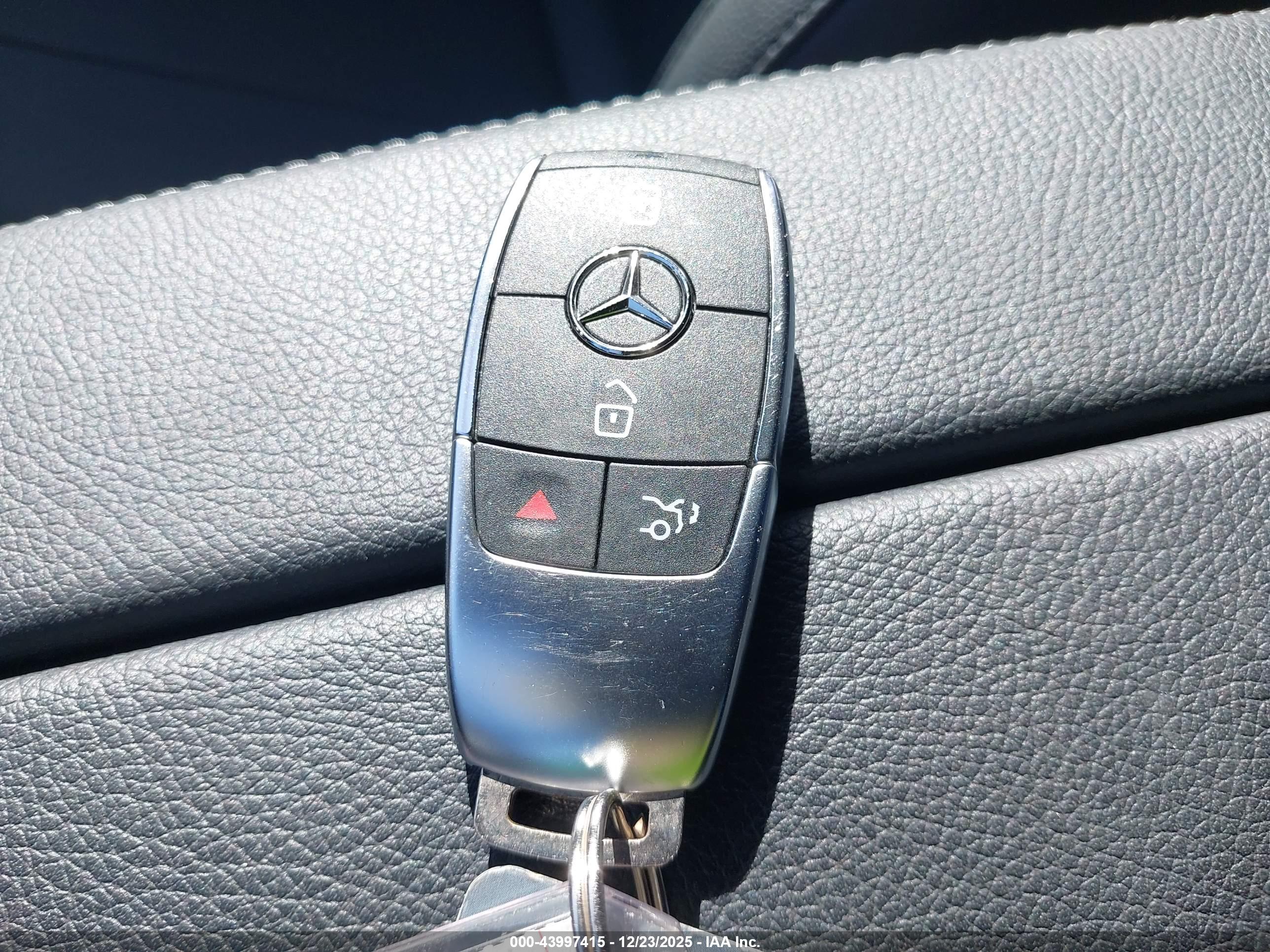 MERCEDES-BENZ GLA image 11