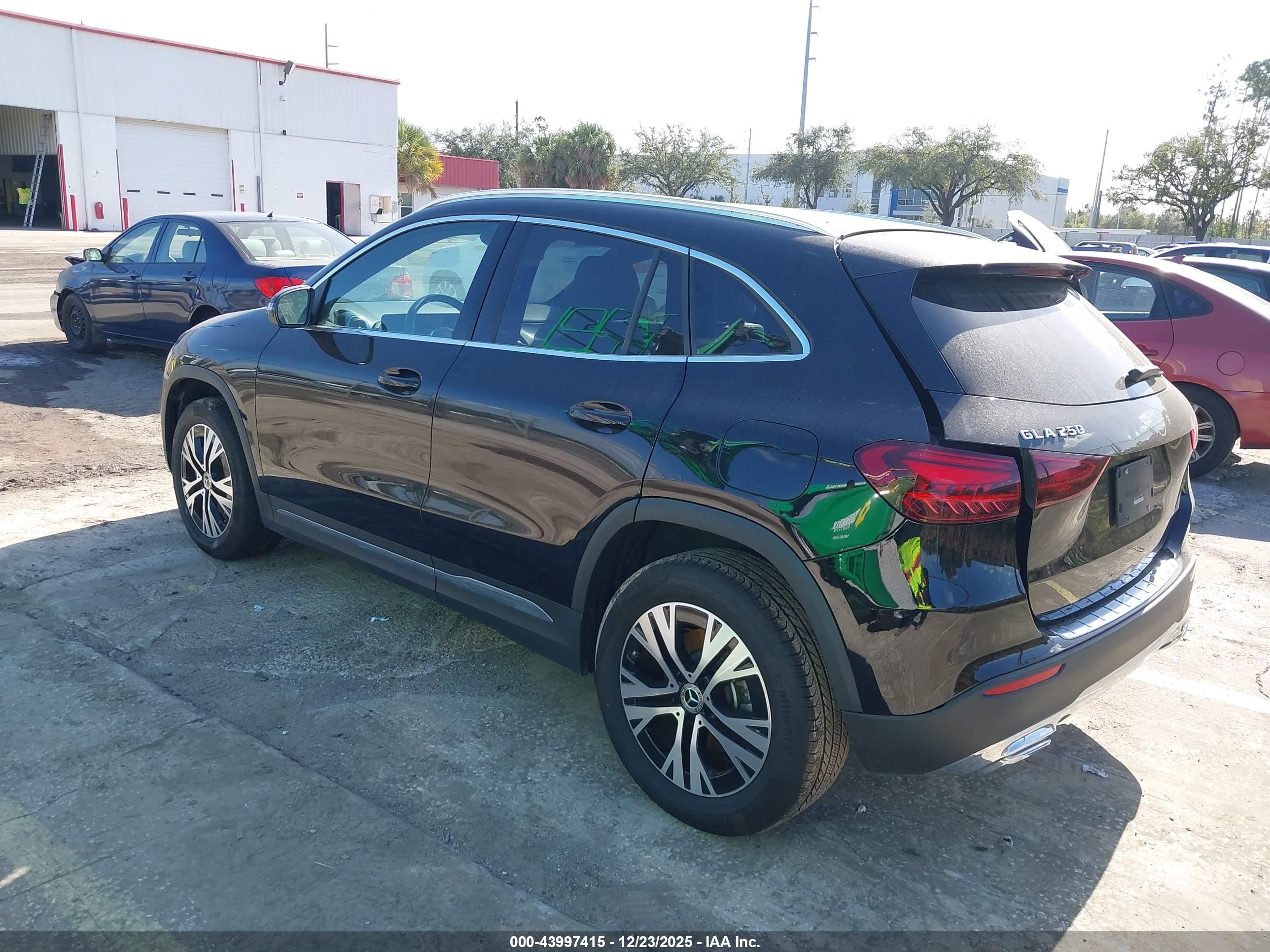 MERCEDES-BENZ GLA image 3