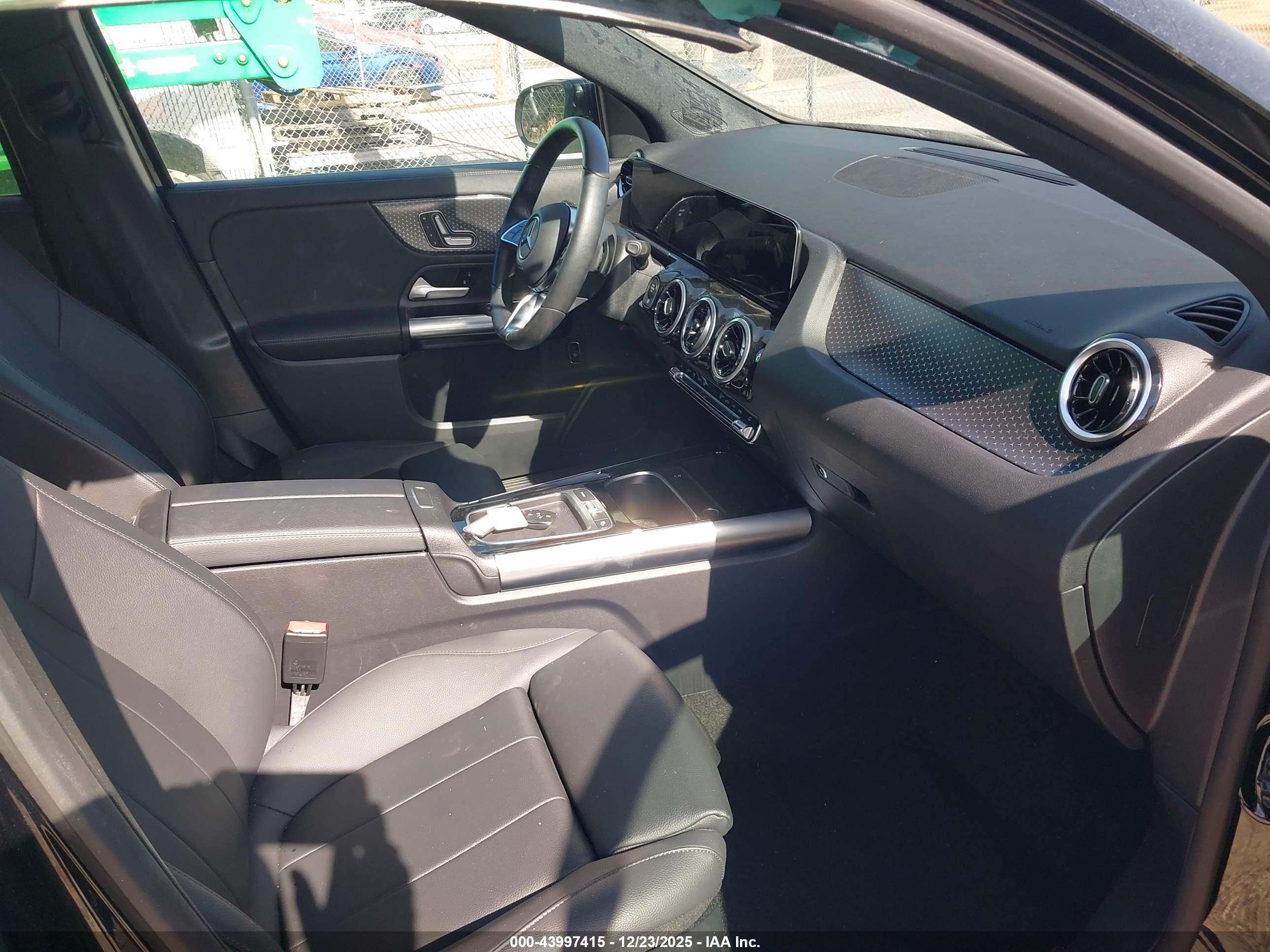MERCEDES-BENZ GLA image 5