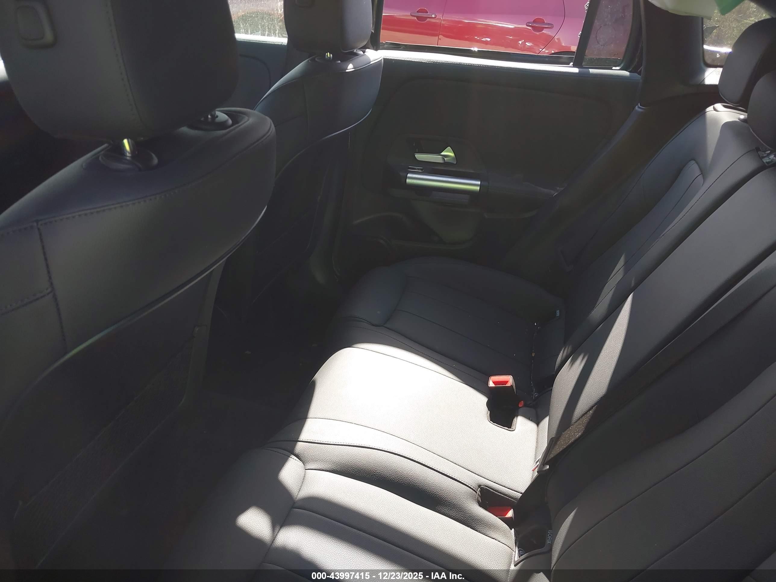 MERCEDES-BENZ GLA image 8