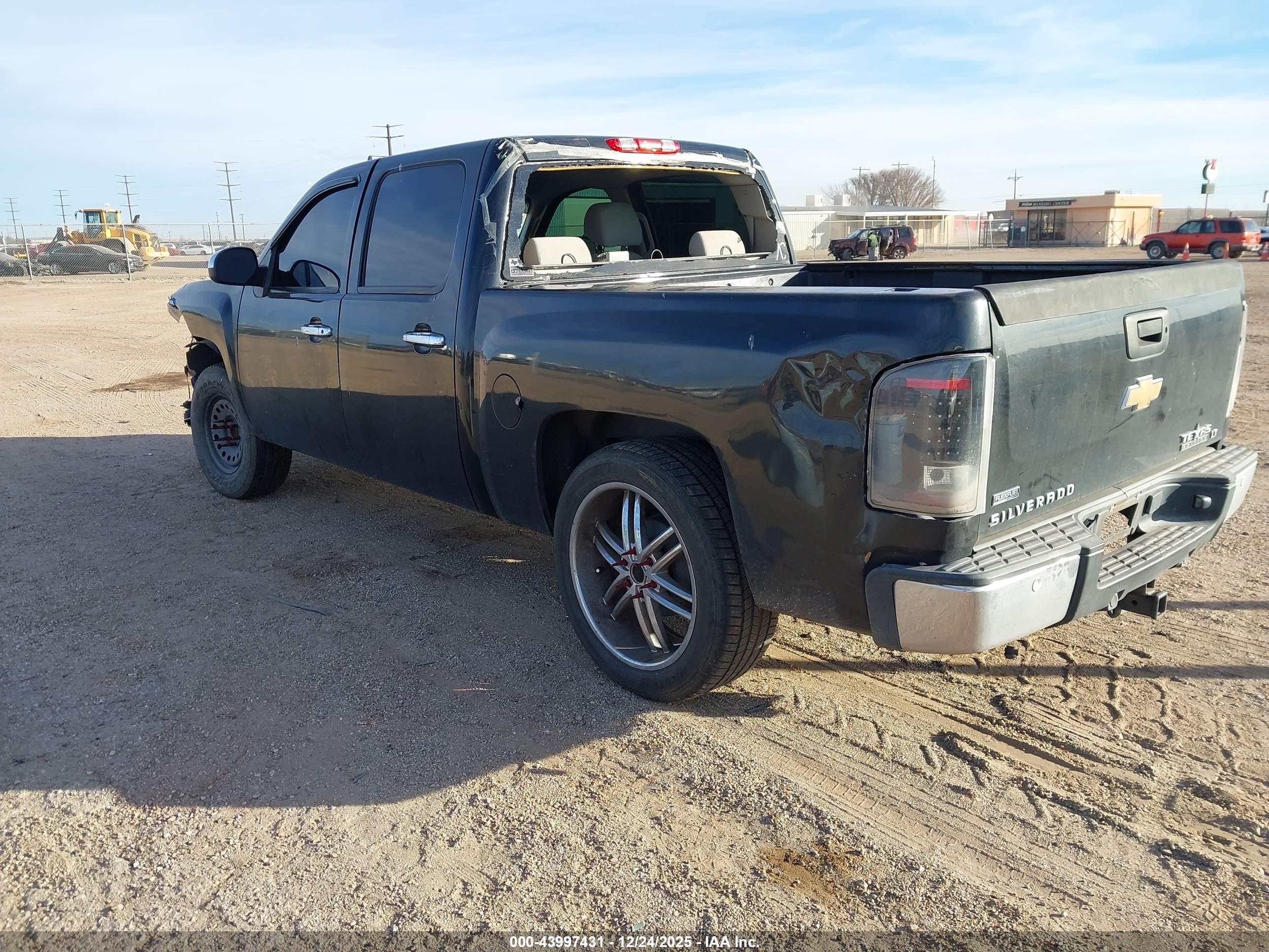 CHEVROLET SILVERADO image 3
