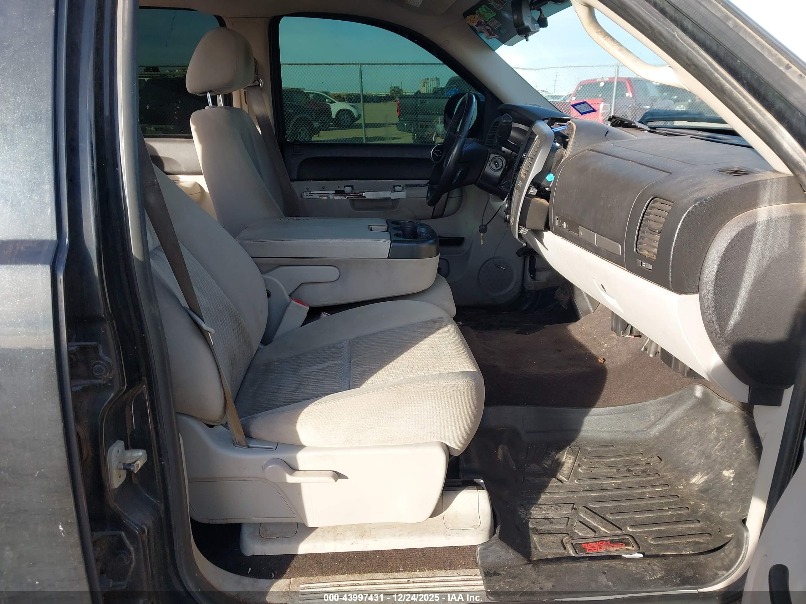 CHEVROLET SILVERADO image 5