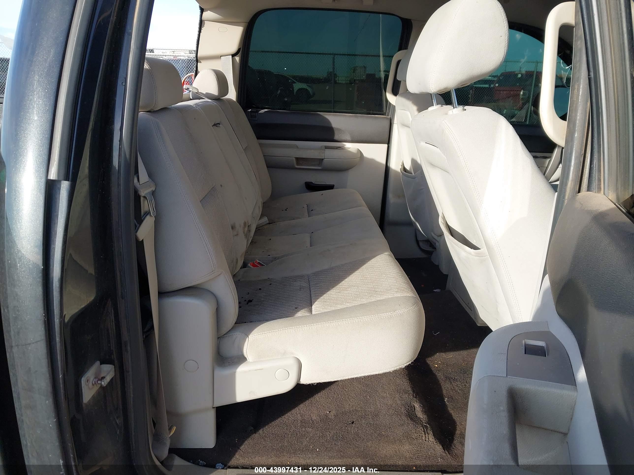 CHEVROLET SILVERADO image 8