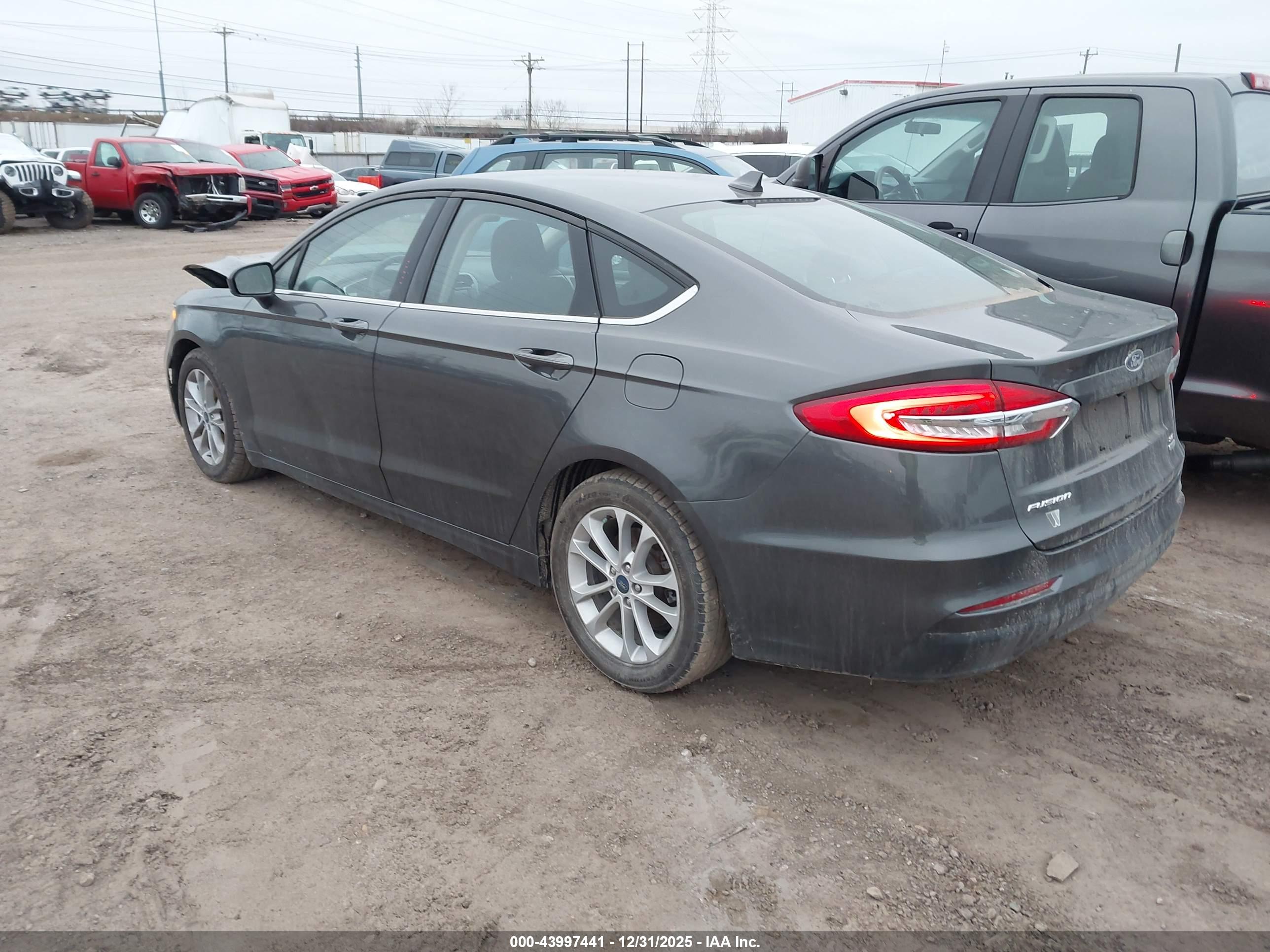 FORD FUSION image 3