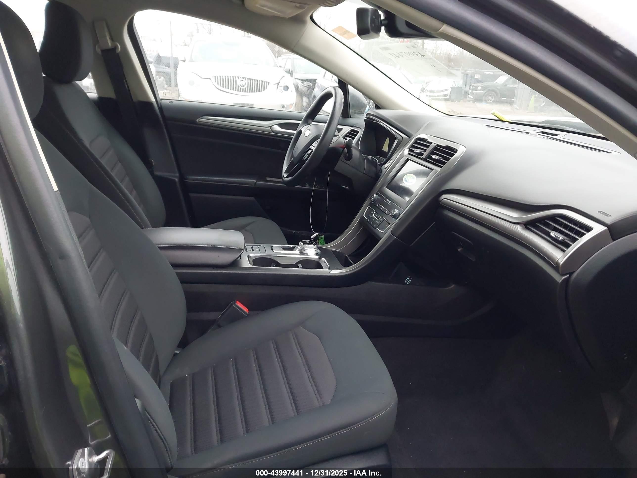 FORD FUSION image 5