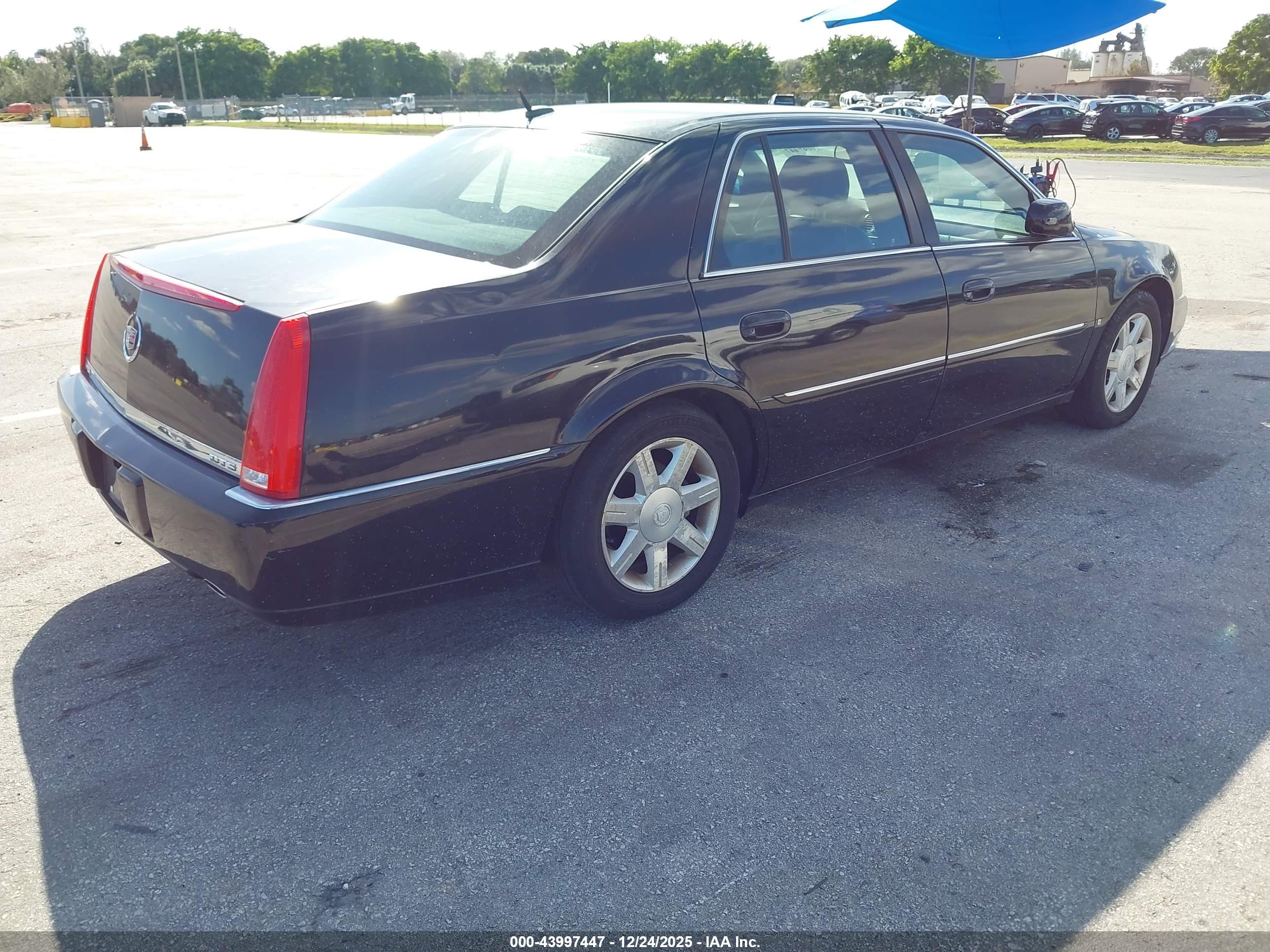 CADILLAC DTS image 4
