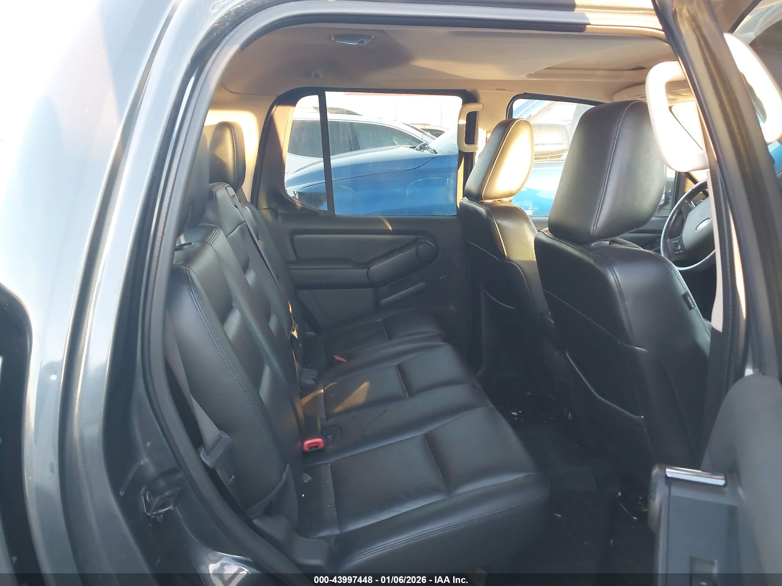 FORD EXPLORER image 8