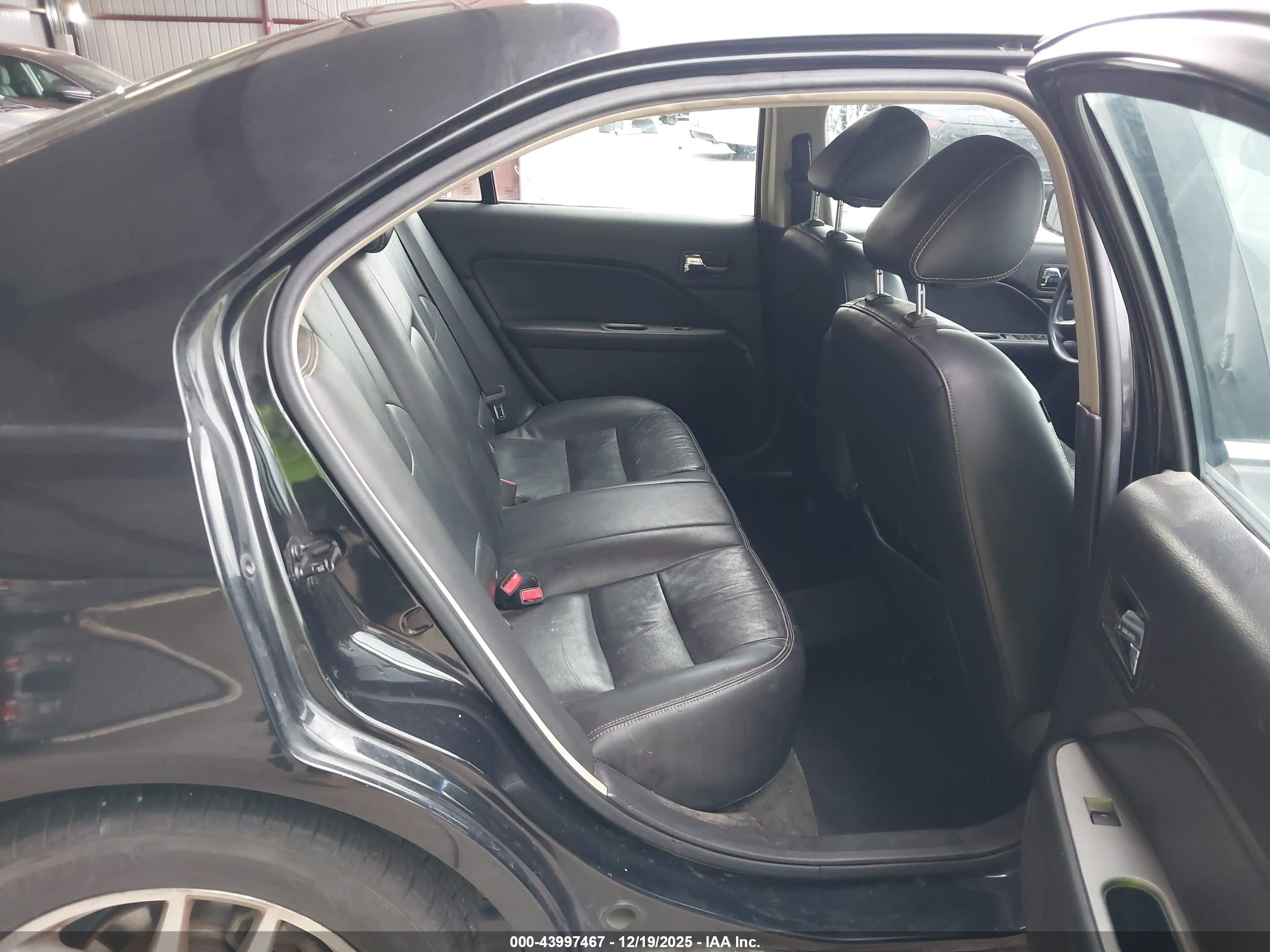 FORD FUSION image 8
