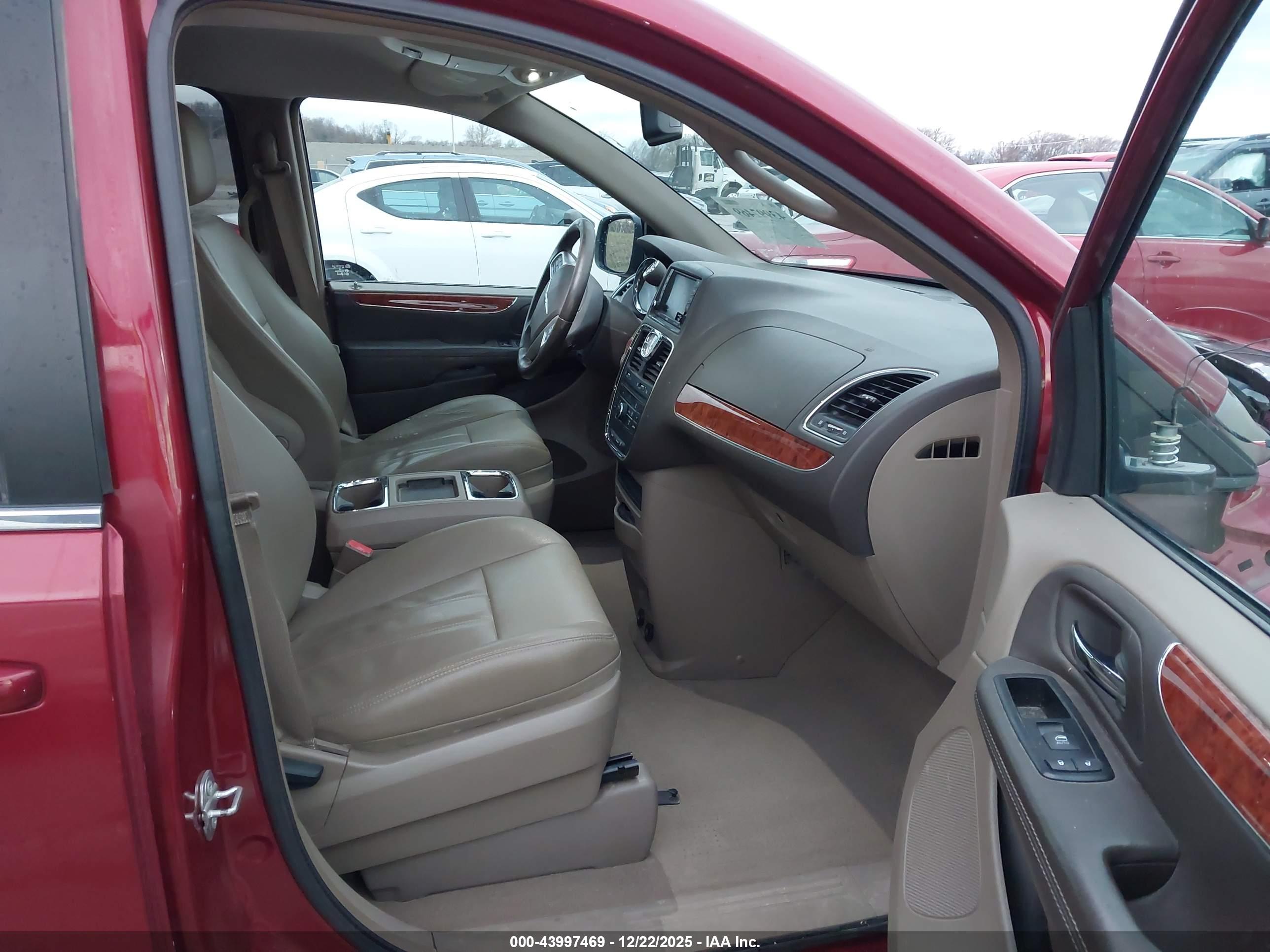 CHRYSLER TOWN image 5