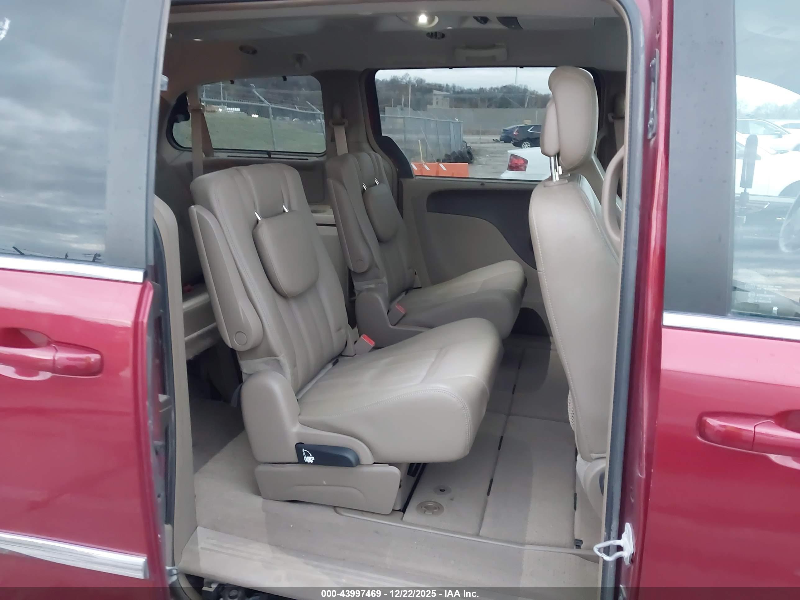 CHRYSLER TOWN image 8