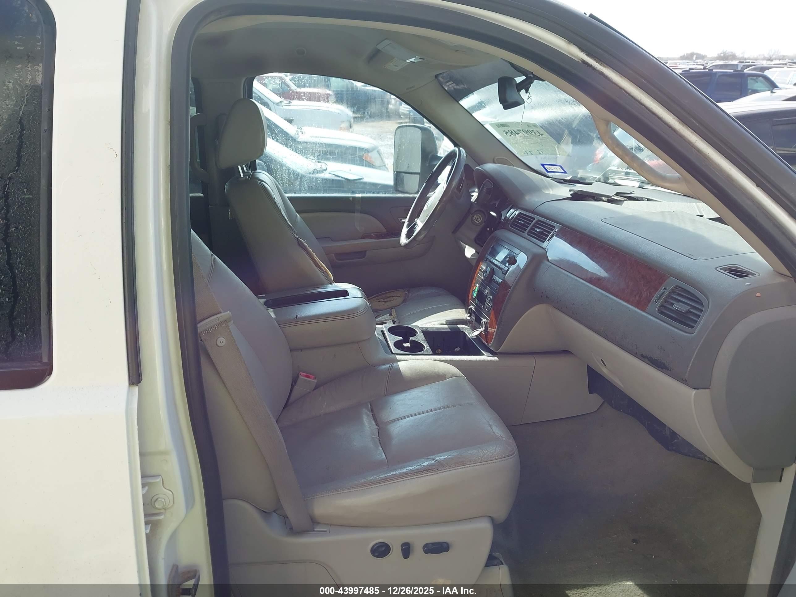 CHEVROLET SILVERADO image 5