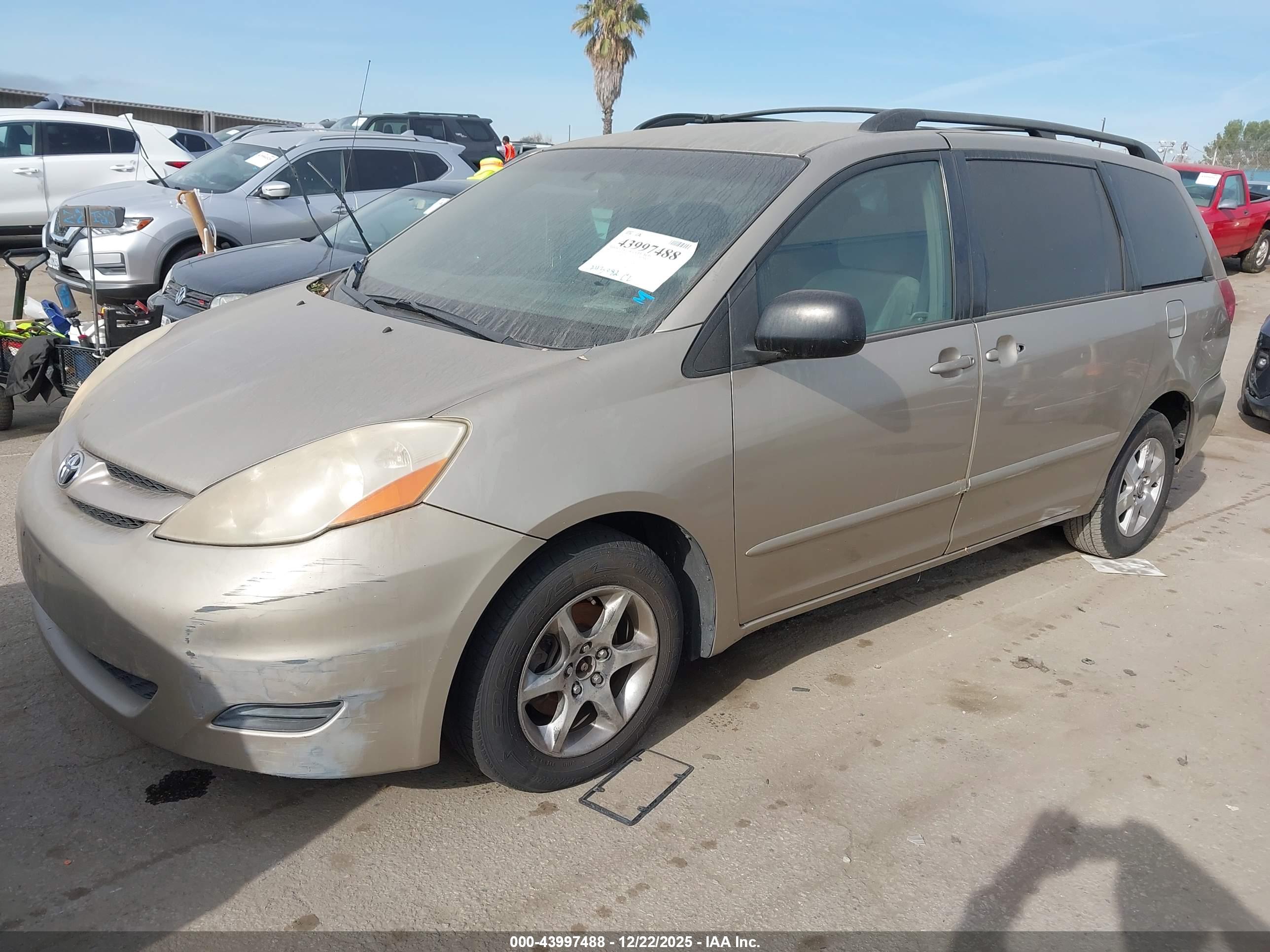 TOYOTA SIENNA image 2