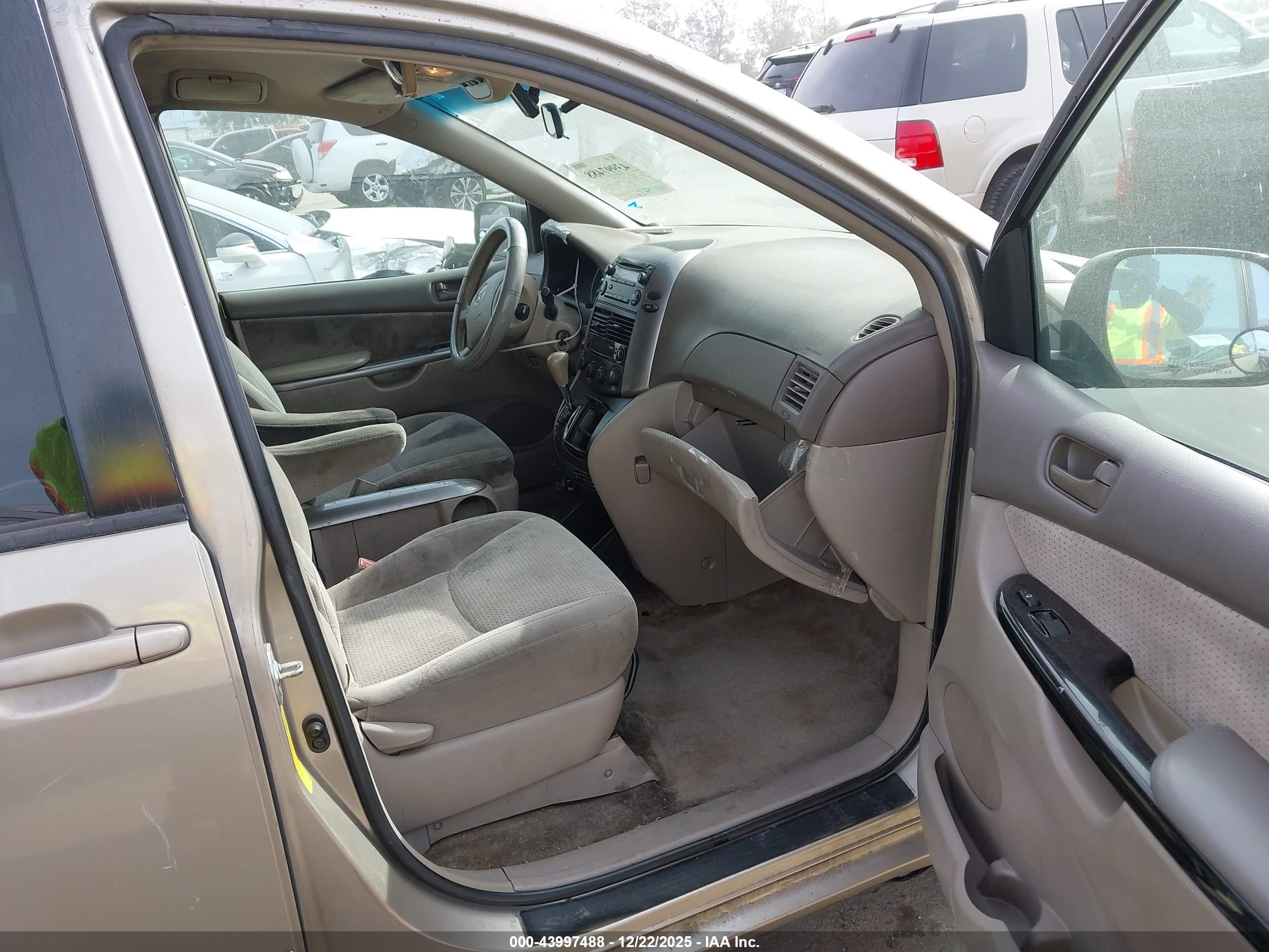 TOYOTA SIENNA image 5