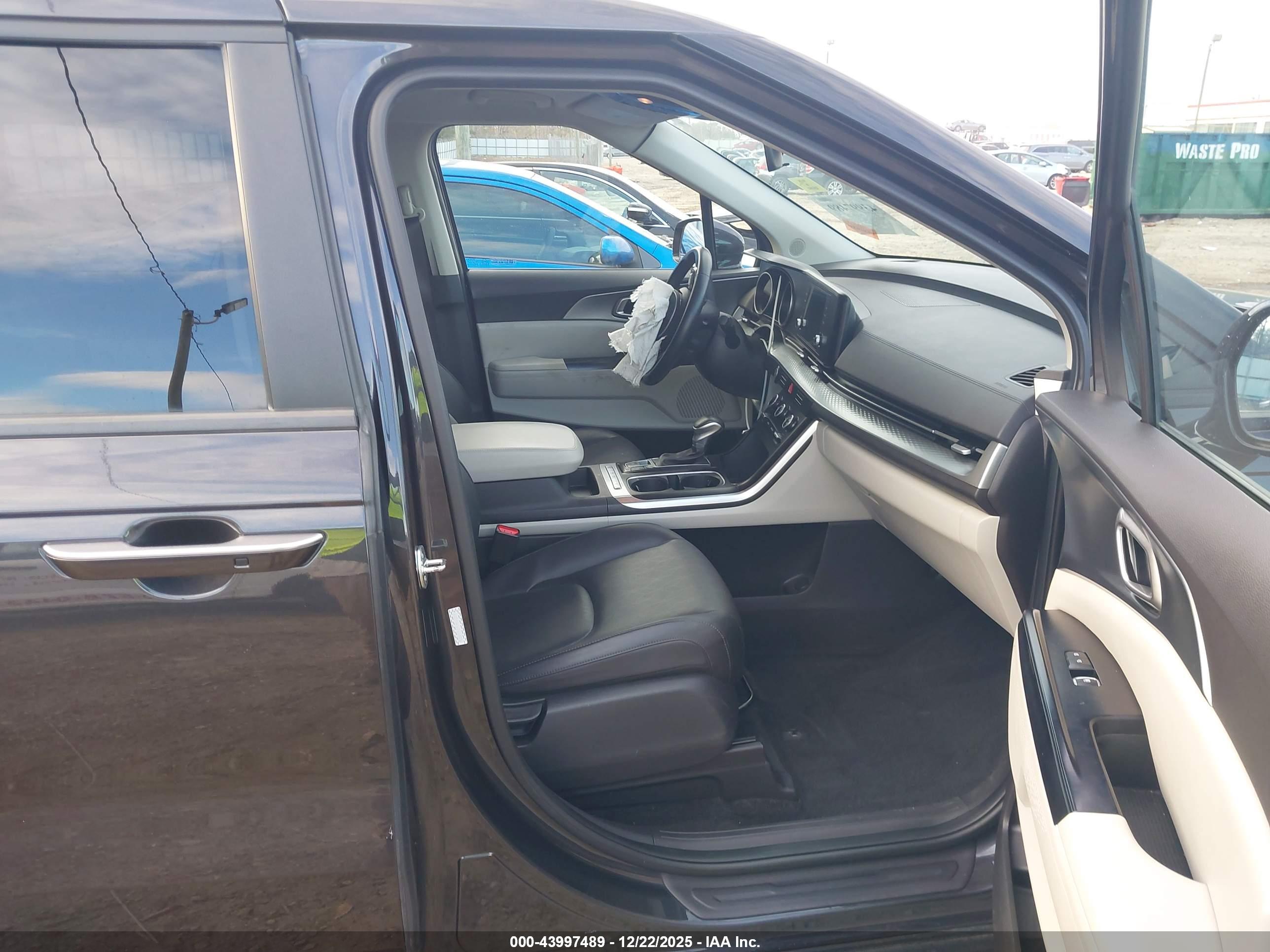KIA CARNIVAL image 5