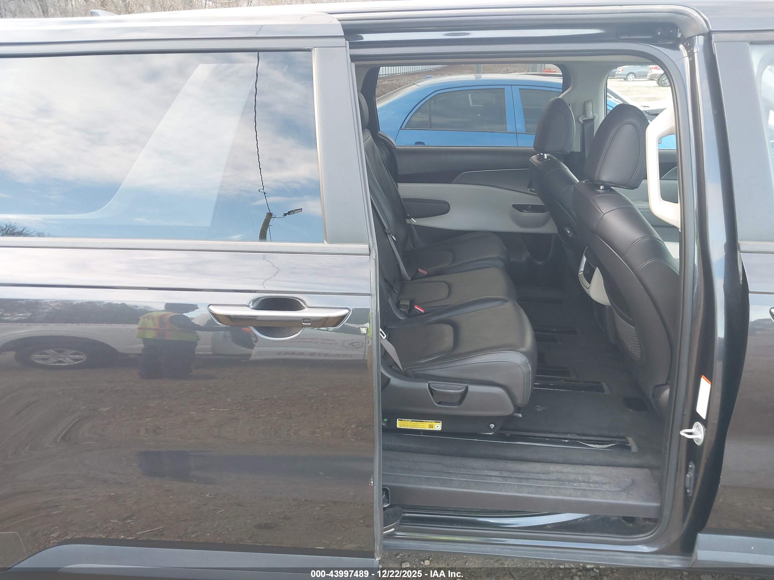 KIA CARNIVAL image 8