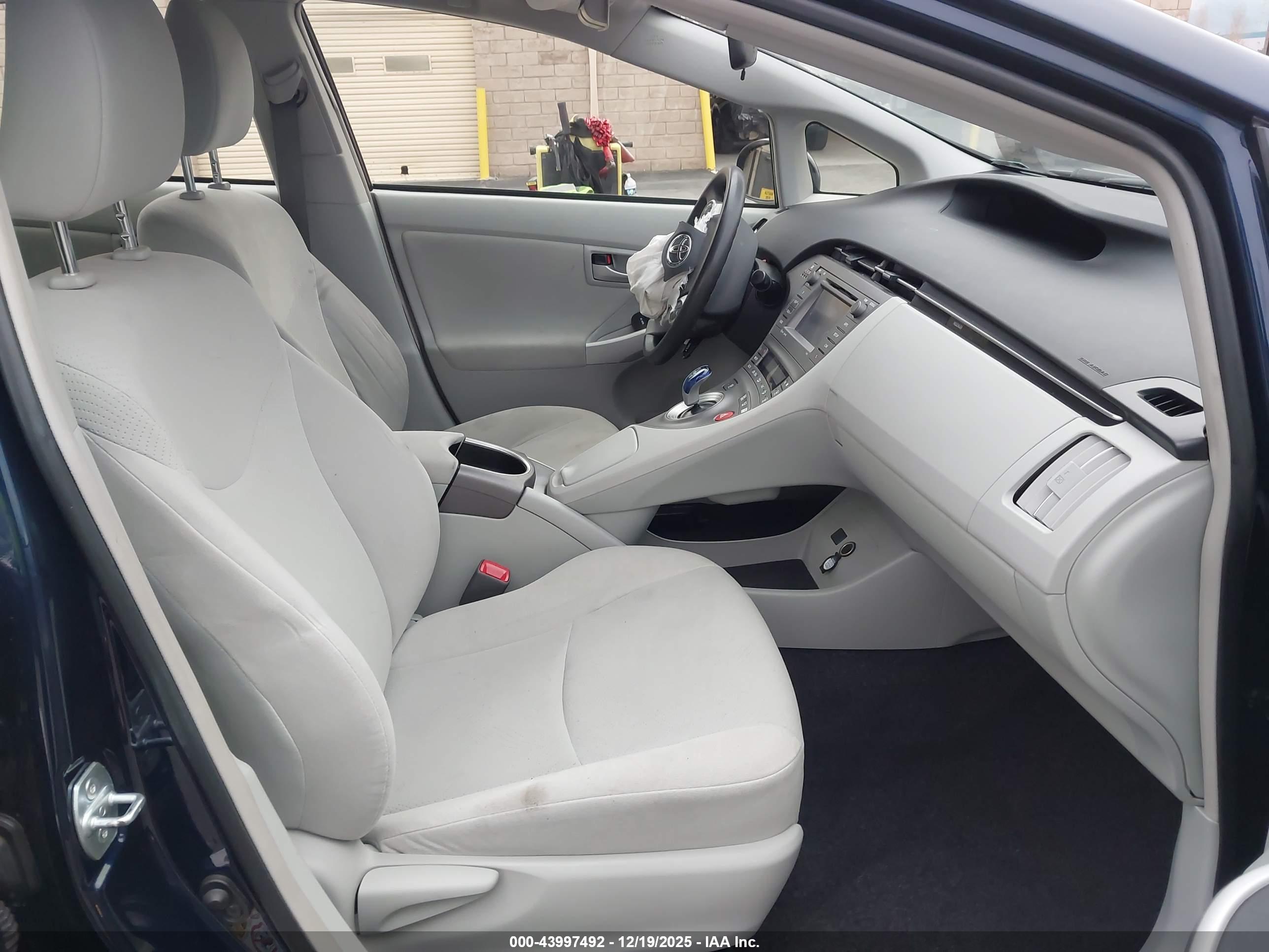 TOYOTA PRIUS image 5