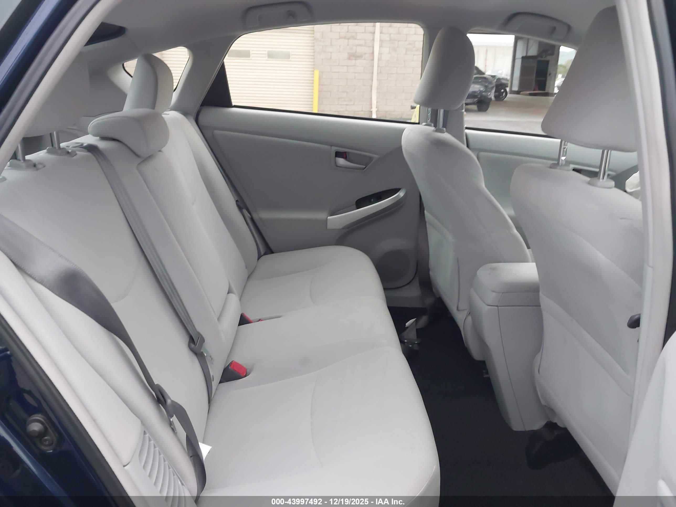 TOYOTA PRIUS image 8
