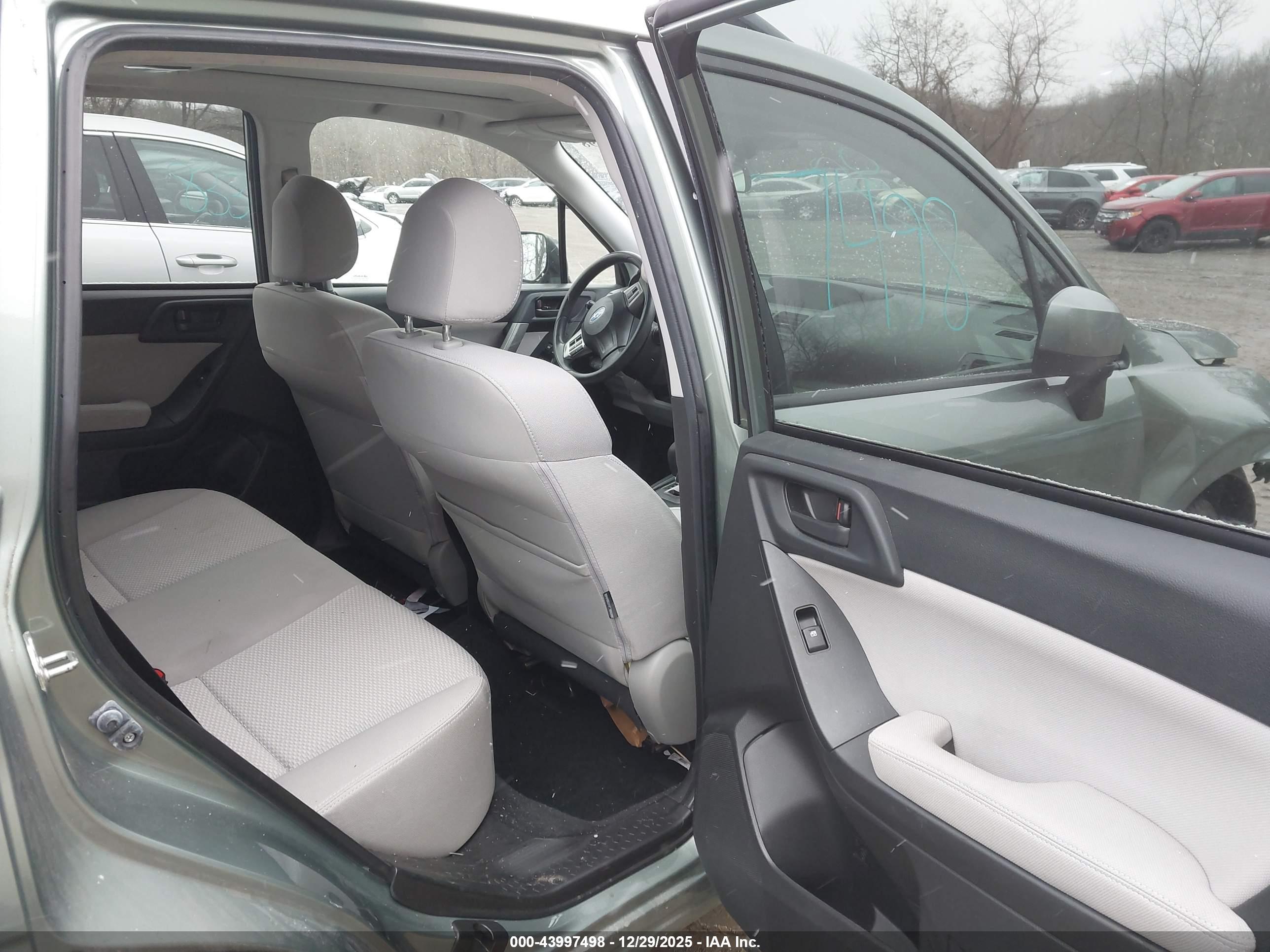 SUBARU FORESTER image 8