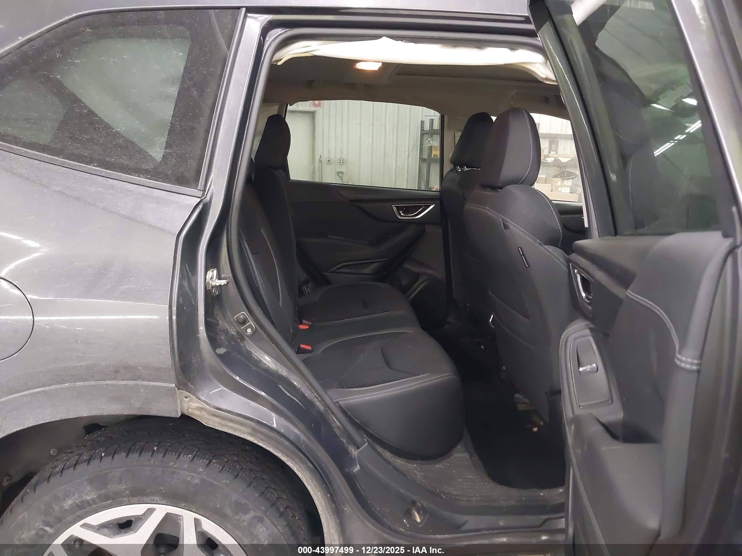 SUBARU FORESTER image 8
