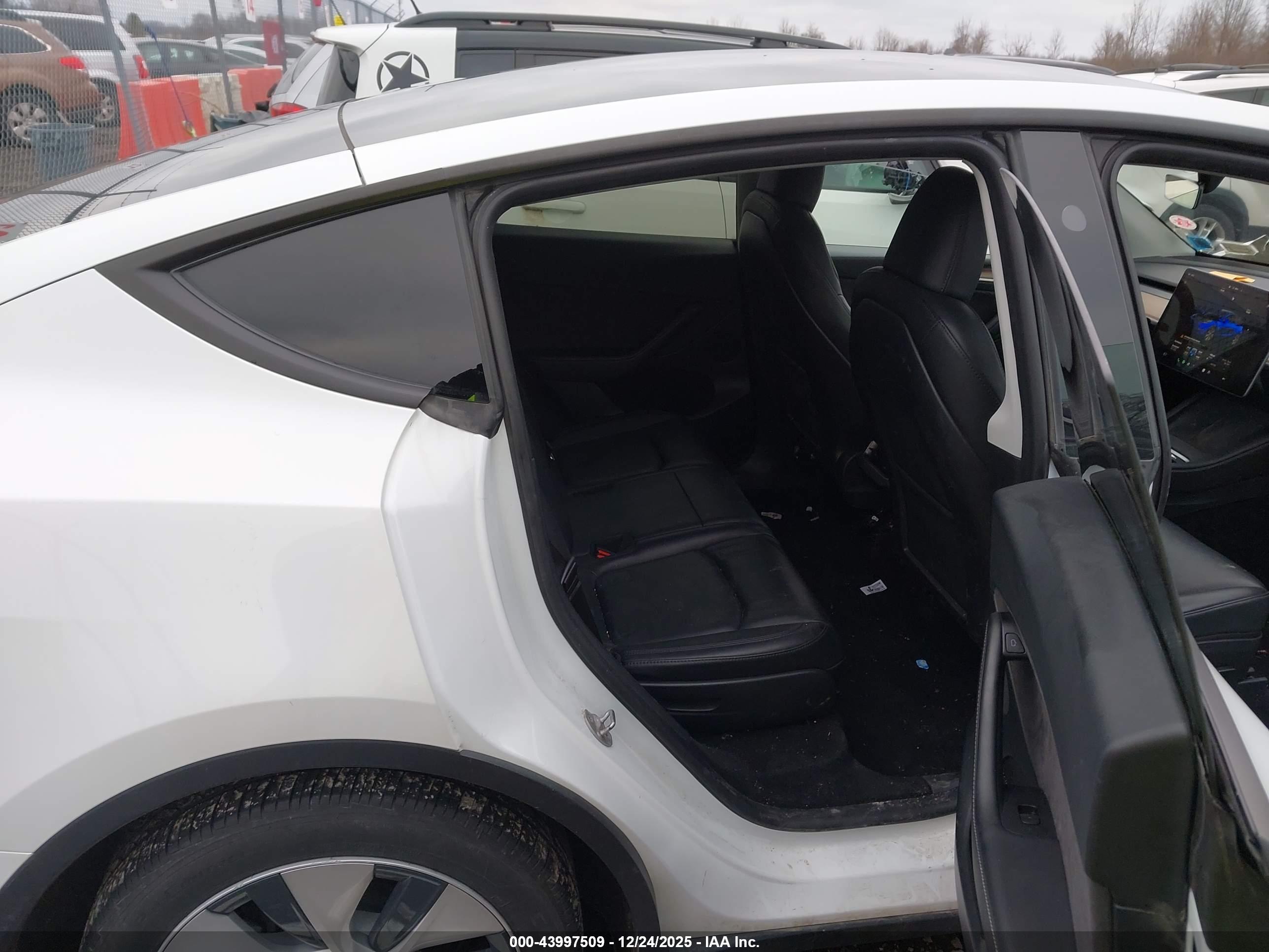 TESLA MODEL image 8