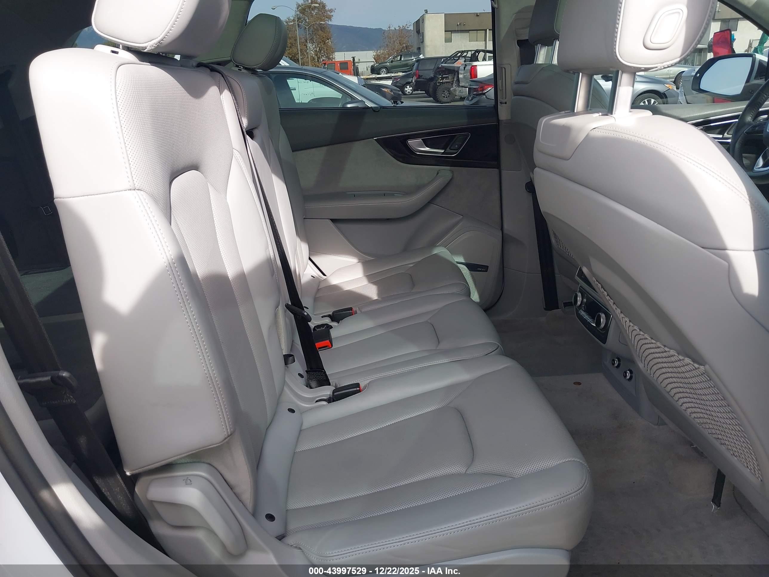 AUDI Q7 image 8